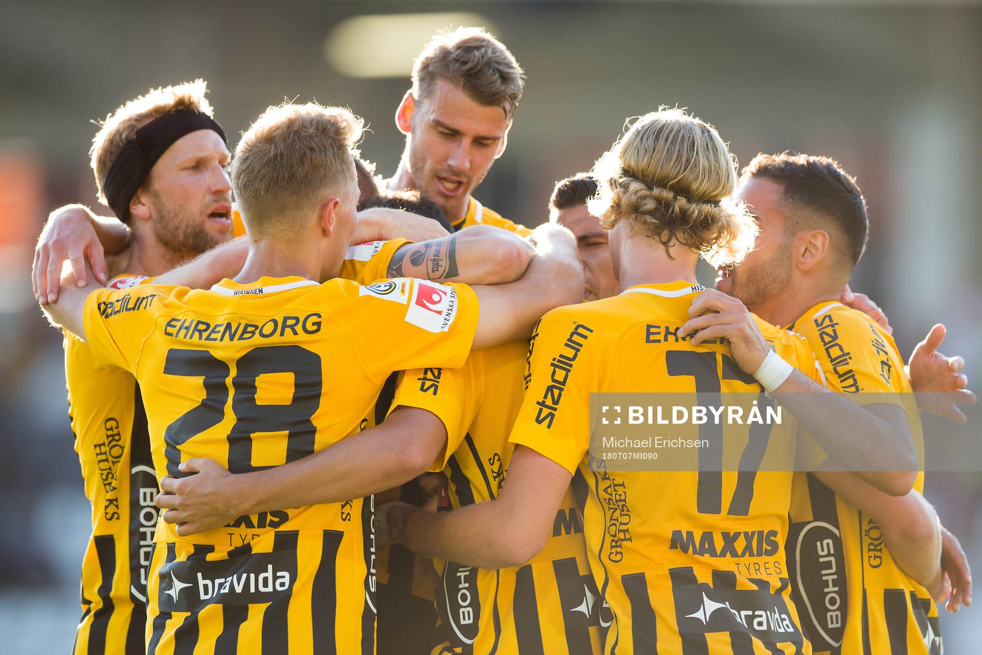 Häckens Daleho Irandust jublar ihop med lagkamrater