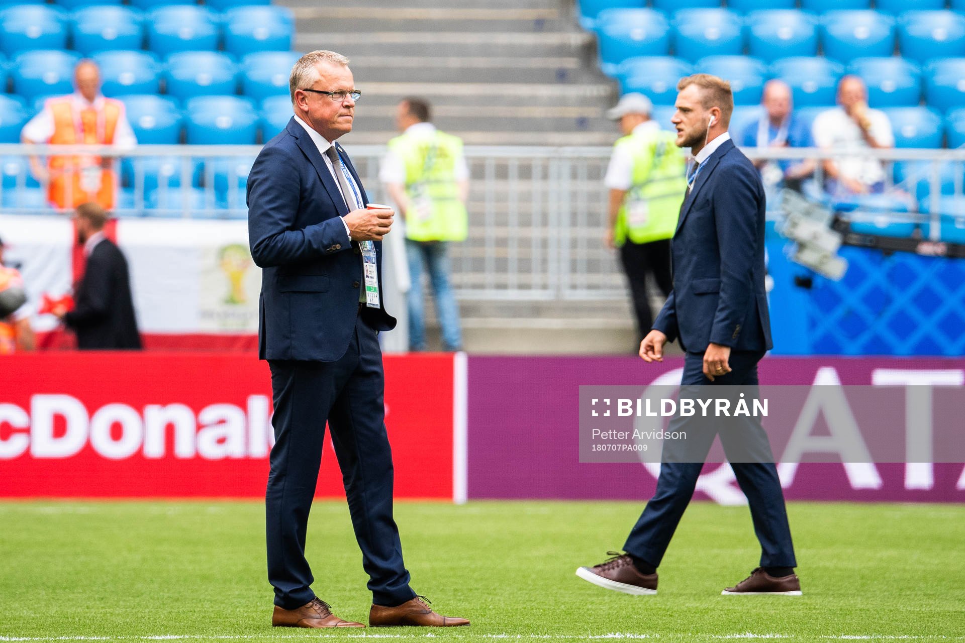 Head coach Janne Andersson and John Guidetti of Sweden