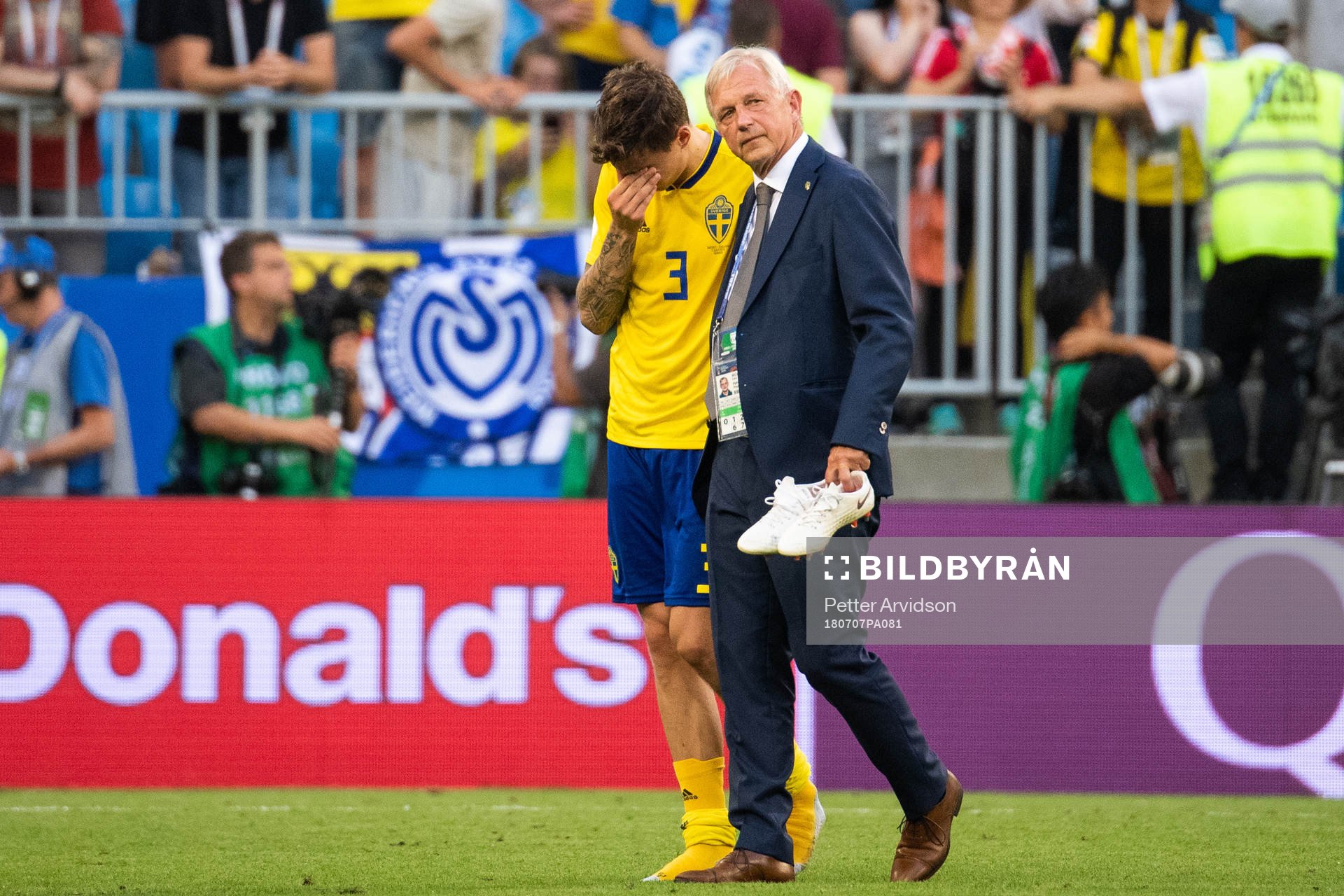 Team Manager Lars Richt hugs Victor Nilsson Lindelöf of