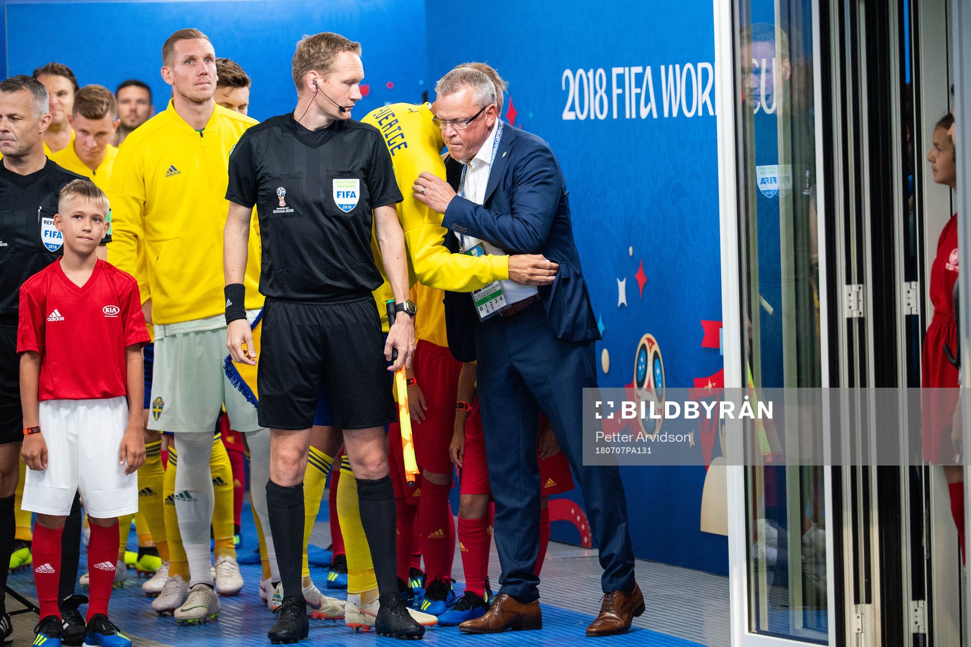 Andreas Granqvist and head coach Janne Andersson of Sweden