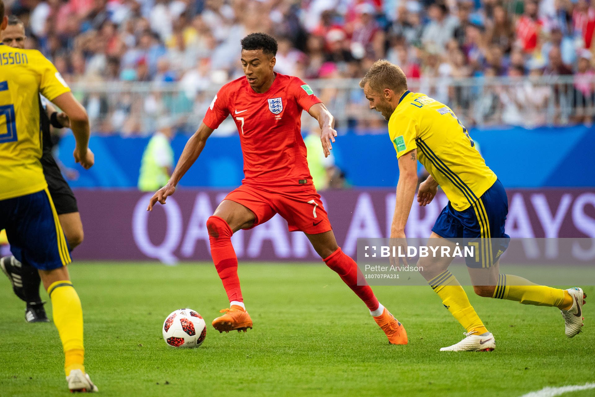 Jesse Lingard of England and Sebastian Larsson of Sweden