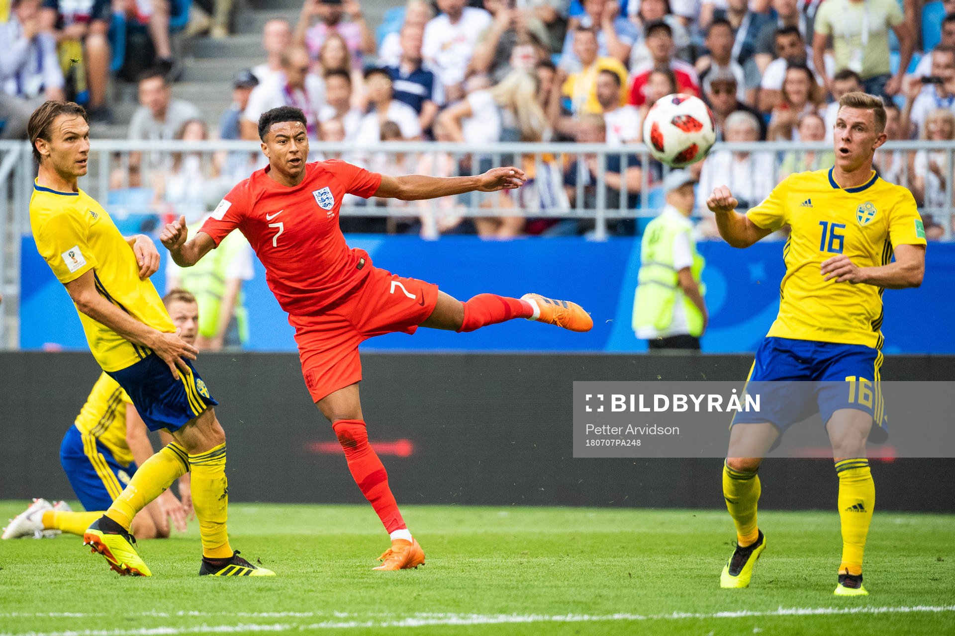 Albin Ekdal of Sweden sees Jesse Lingard of England shoot