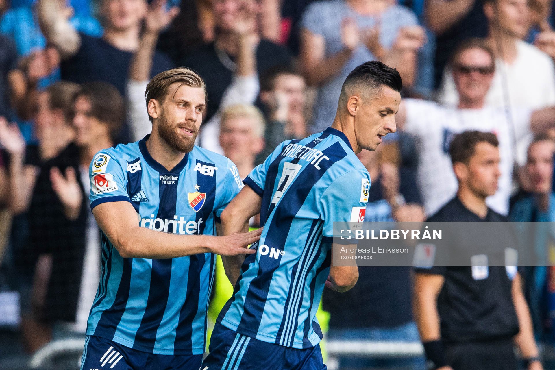 Djurgårdens Niklas Gunnarsson jublar med målskytten till
