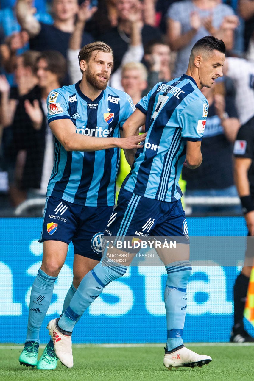Djurgårdens Niklas Gunnarsson jublar med målskytten till
