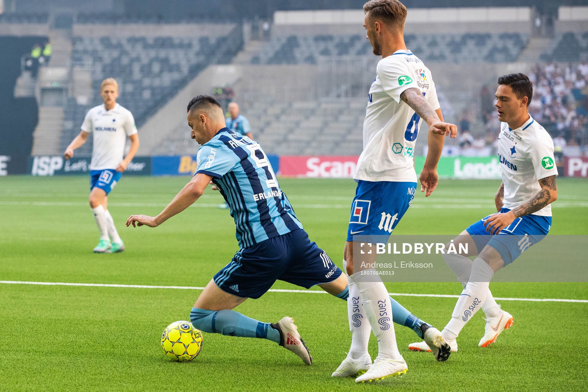 Djurgårdens Haris Radetinac faller i kamp om bollen med