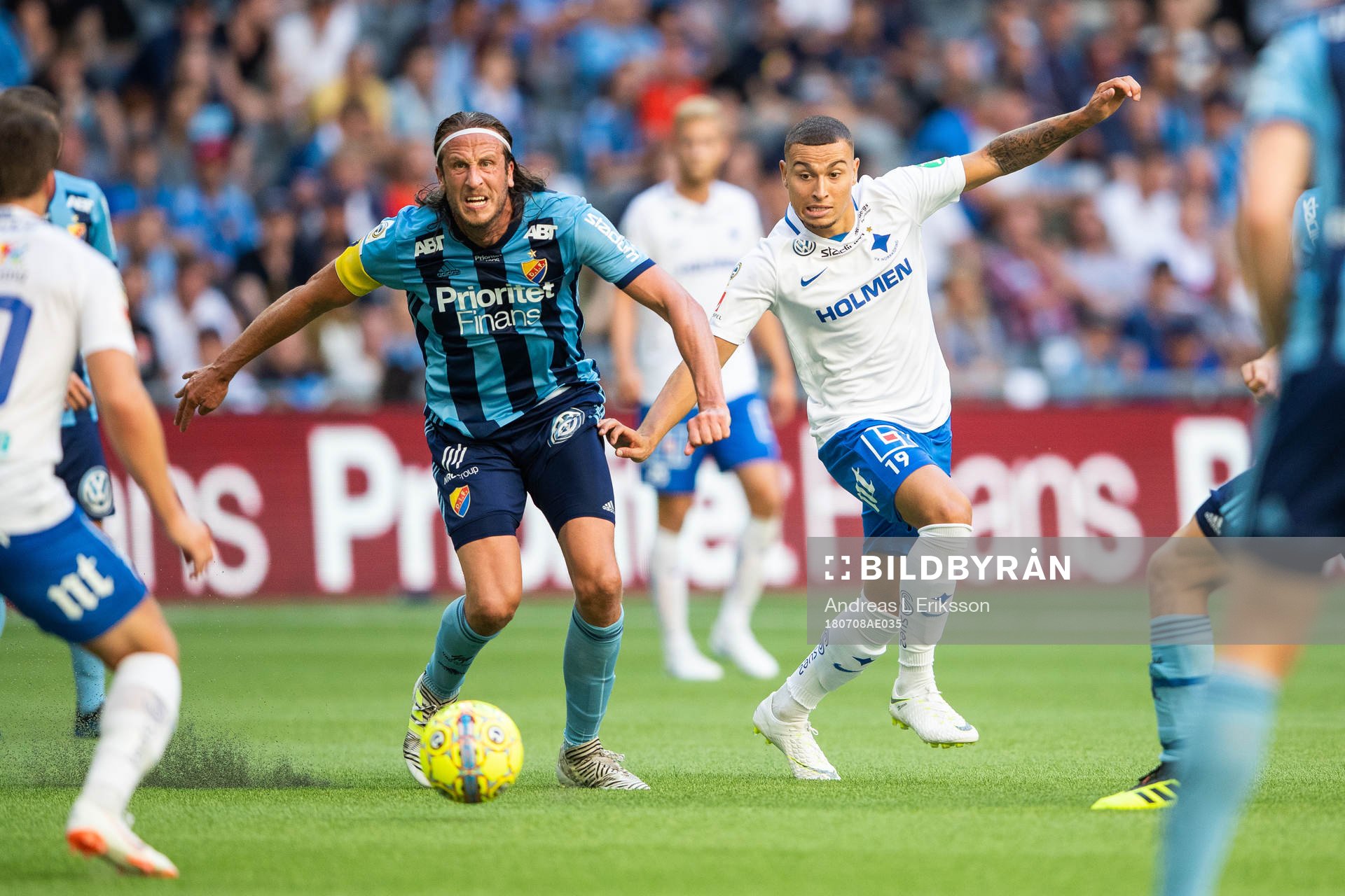 Djurgårdens Jonas Olsson och Norrköpings Jordan Larsson i