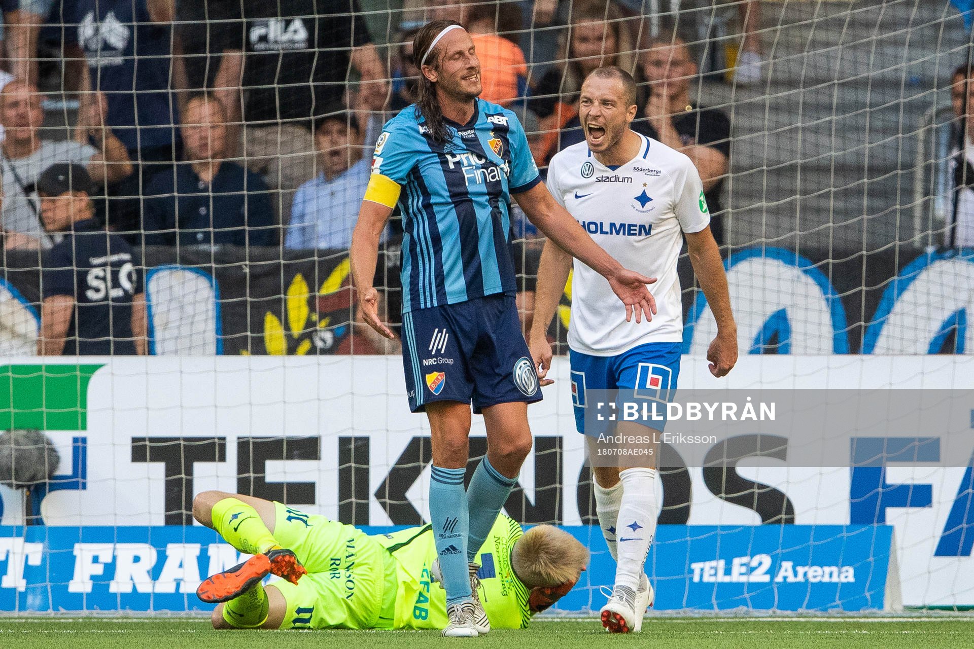 Djurgårdens Jonas Olsson får gult kort medan Norrköpings