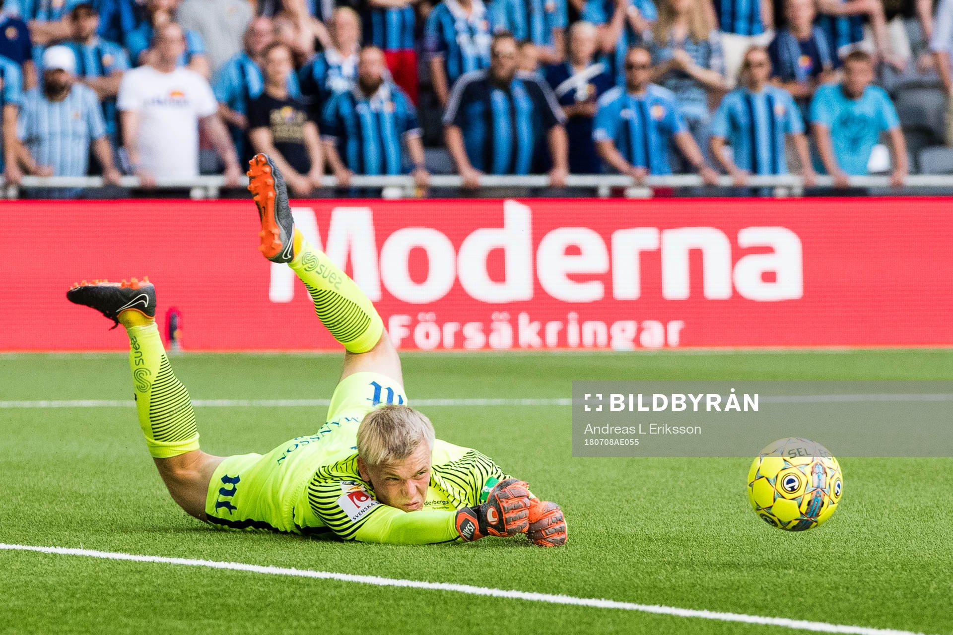 Norrköpings målvakt Isak Pettersson med en räddning