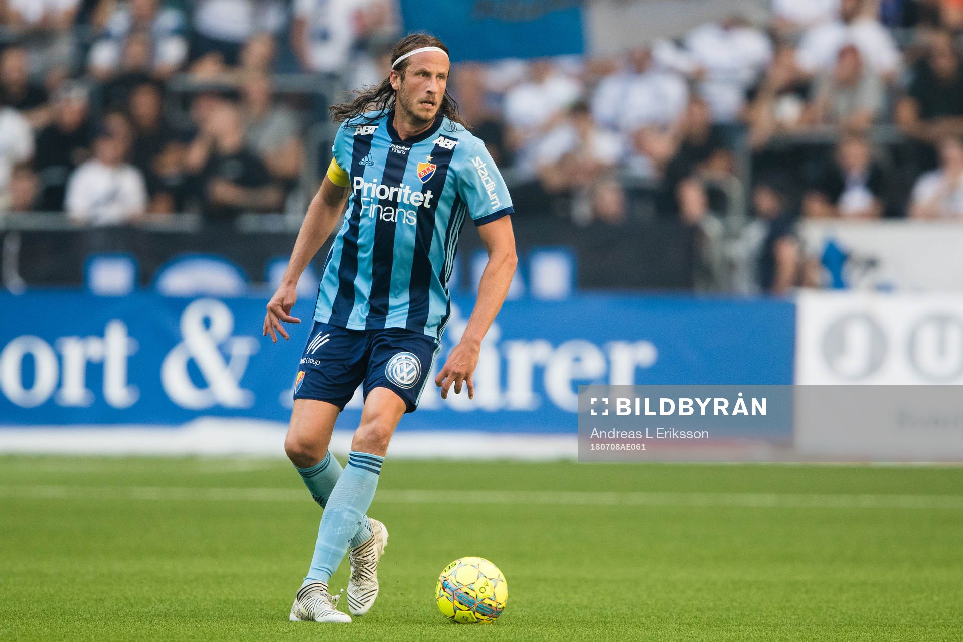 Djurgårdens Jonas Olsson med bollen