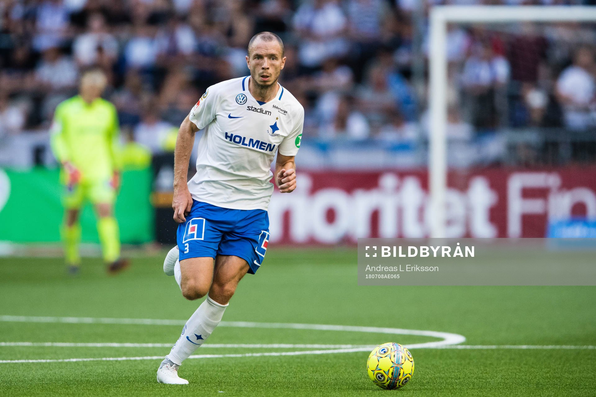 Norrköpings Jón Gudni Fjóluson med bollen
