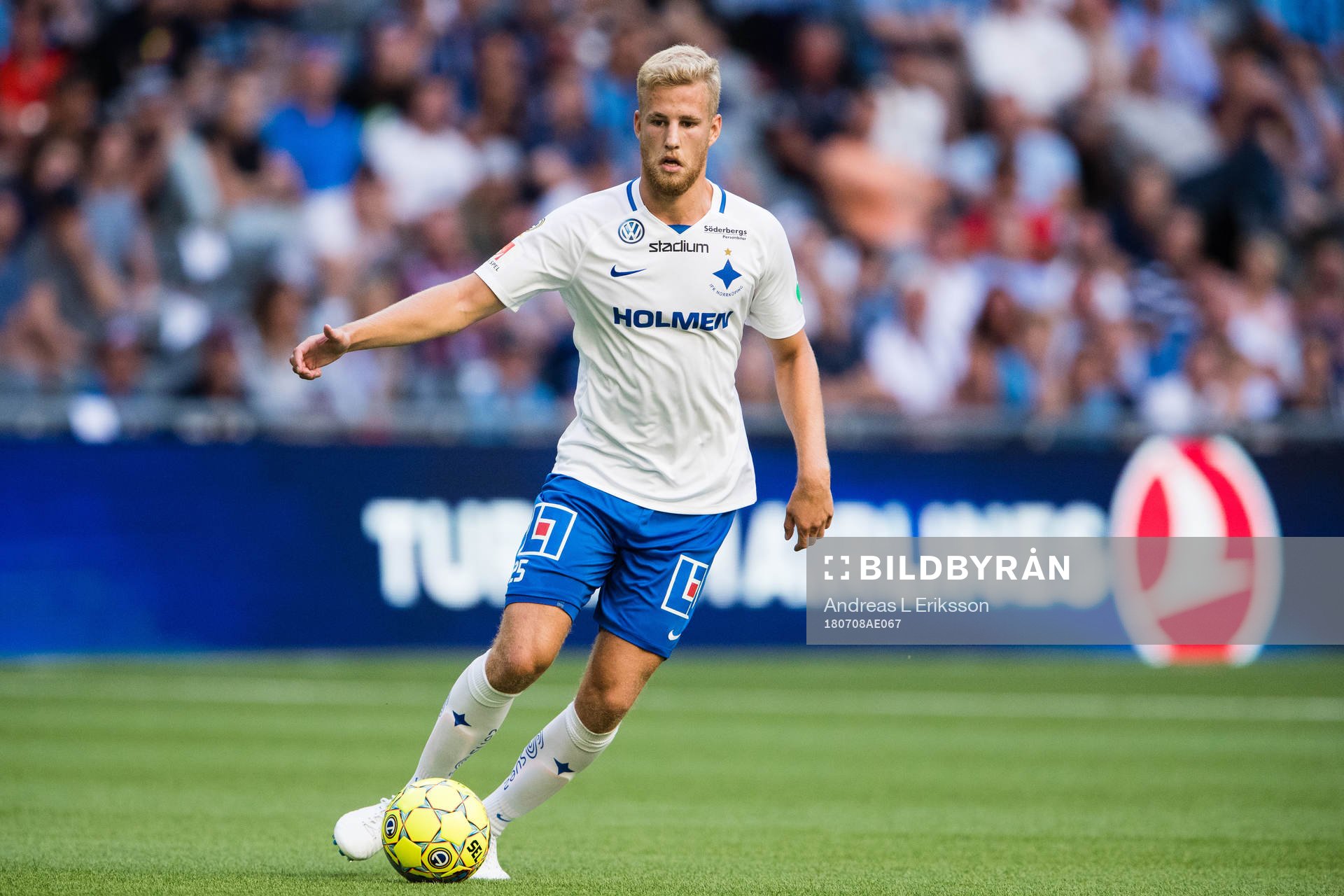 Norrköpings Filip Dagerstål med bollen