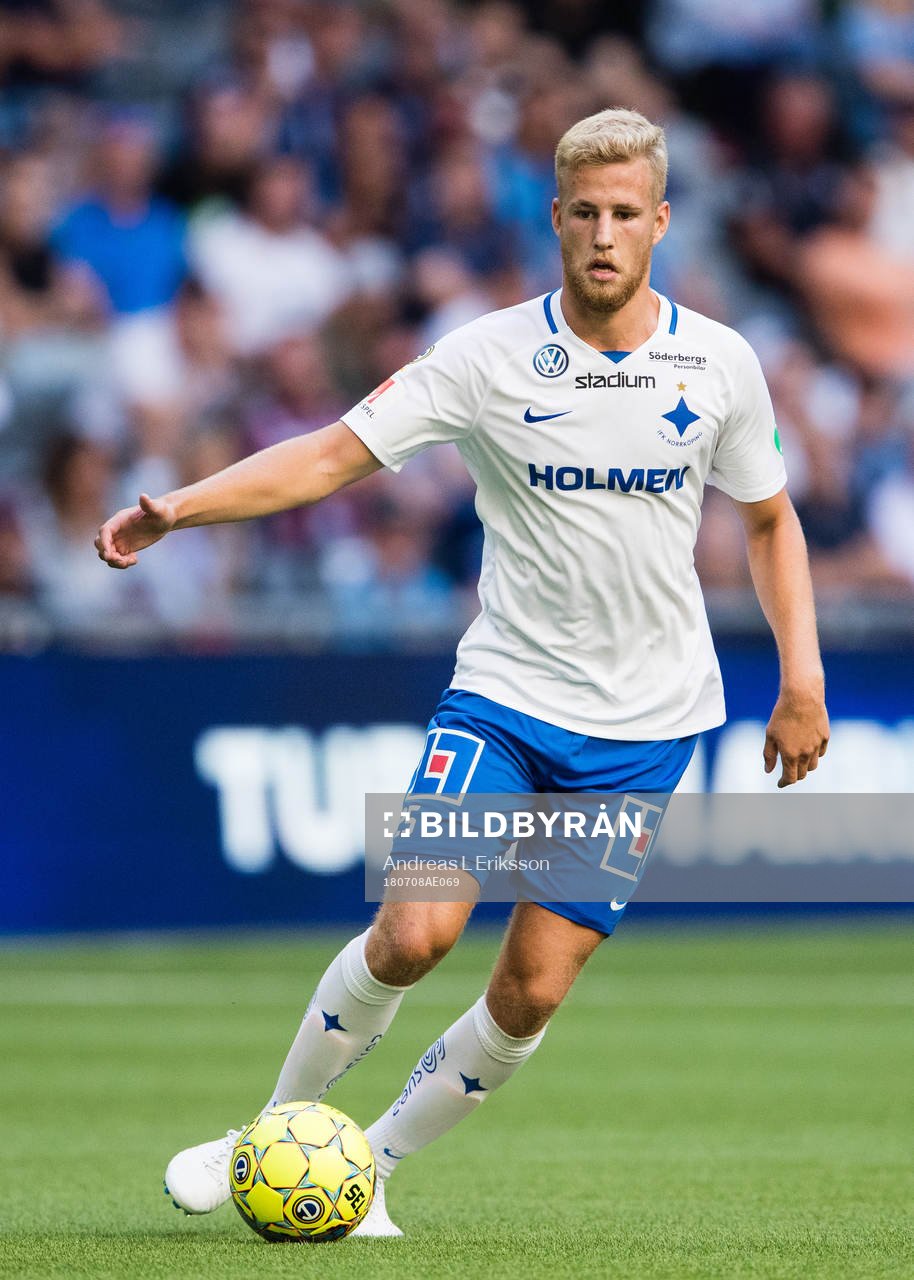 Norrköpings Filip Dagerstål med bollen