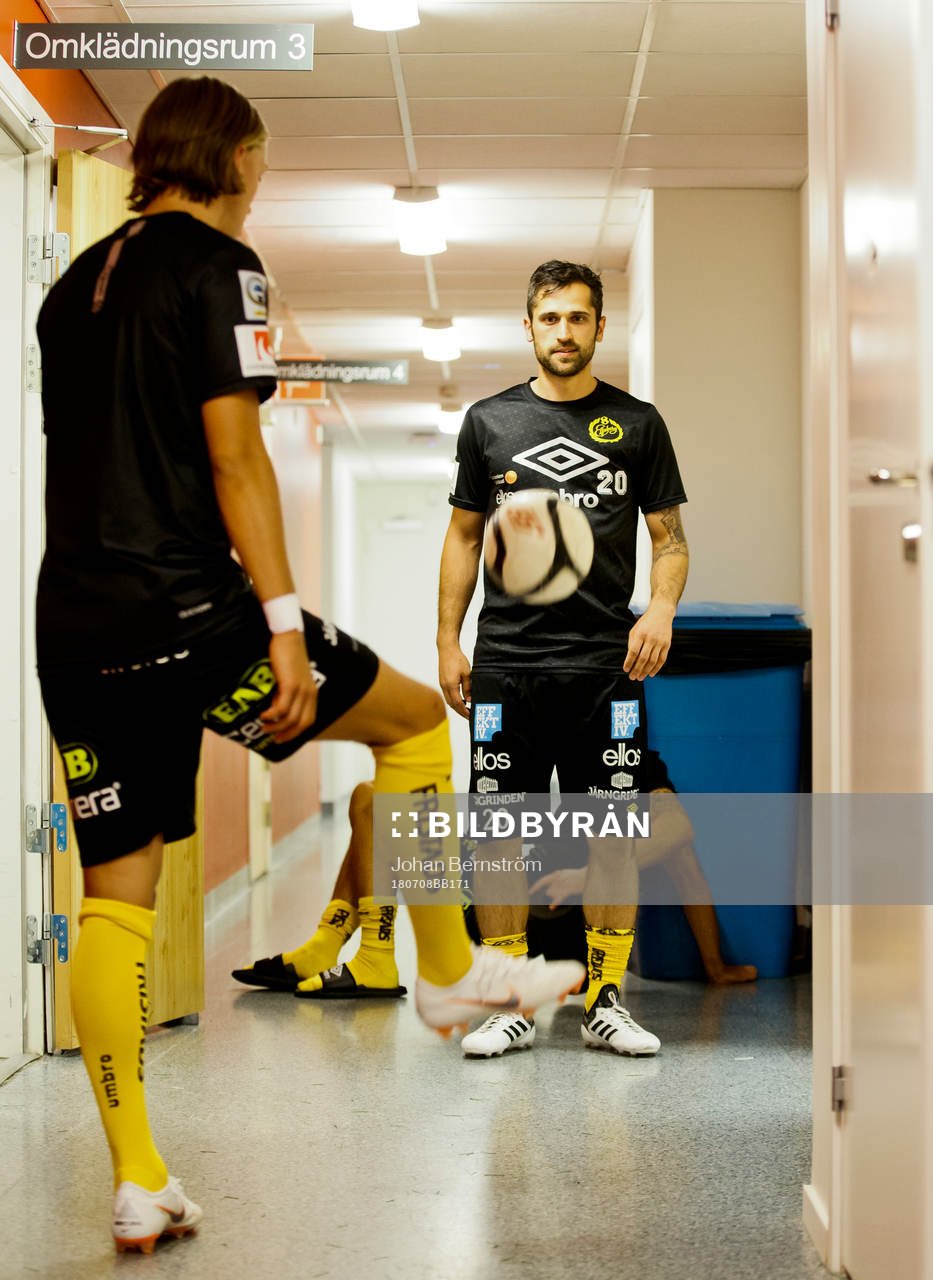 Elfsborgs Emir Bajrami värmer upp med fotboll i korridoren