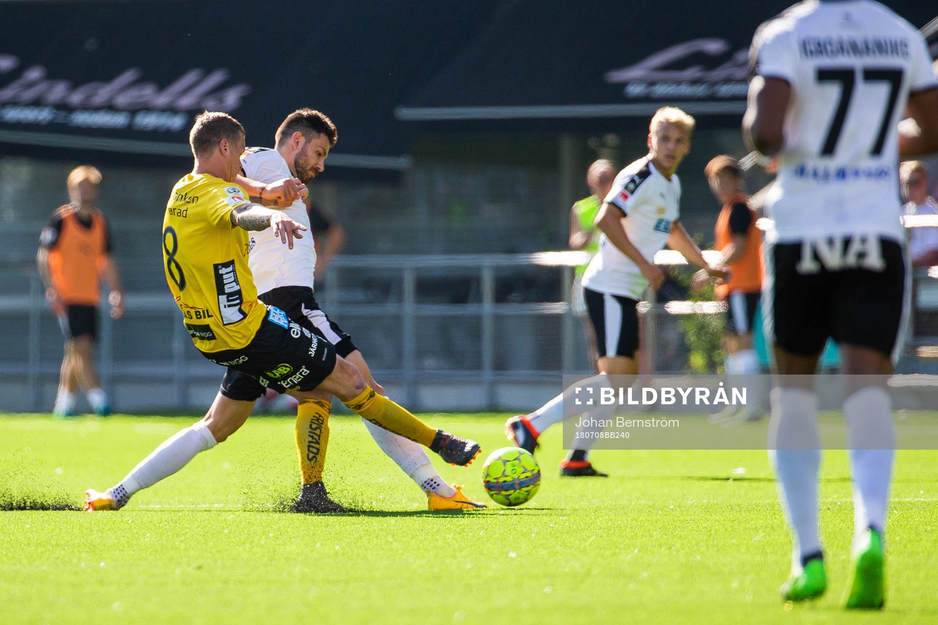 Elfsborgs Samuel Holmén och Örebros Brendan Hines-Ike i kamp om bollen under fotbollsmatchen i Allsvenskan mellan Örebro och Elfsborg den 8 juli 2018 i Örebro.