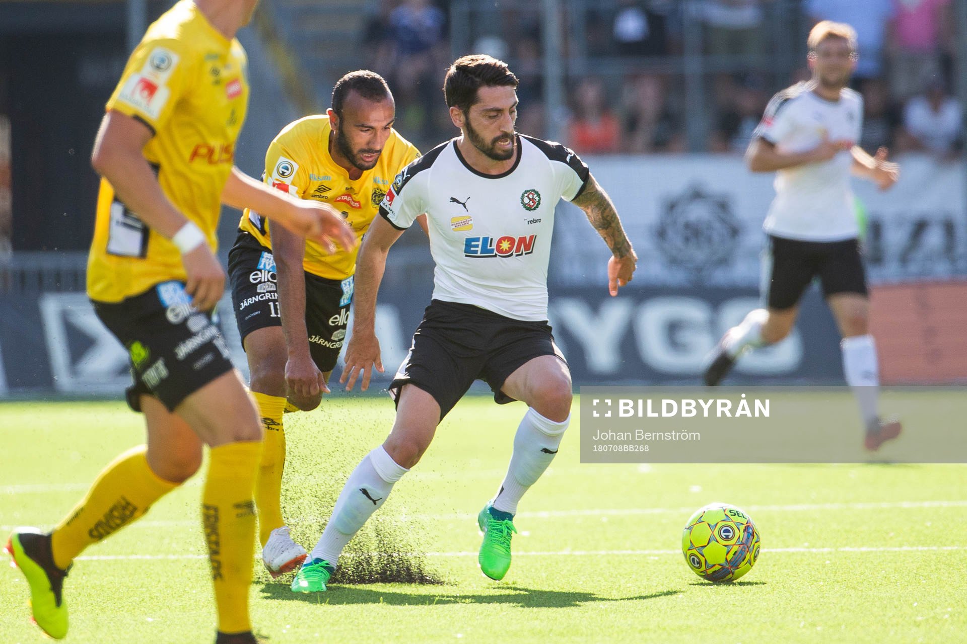 Elfsborgs Issam Jebali och Örebros Nahir Besara i kamp om