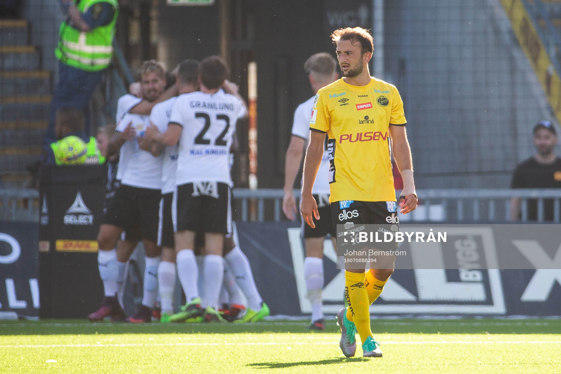 Elfsborgs Robert Gojani deppar medan Örebros Kennedy
