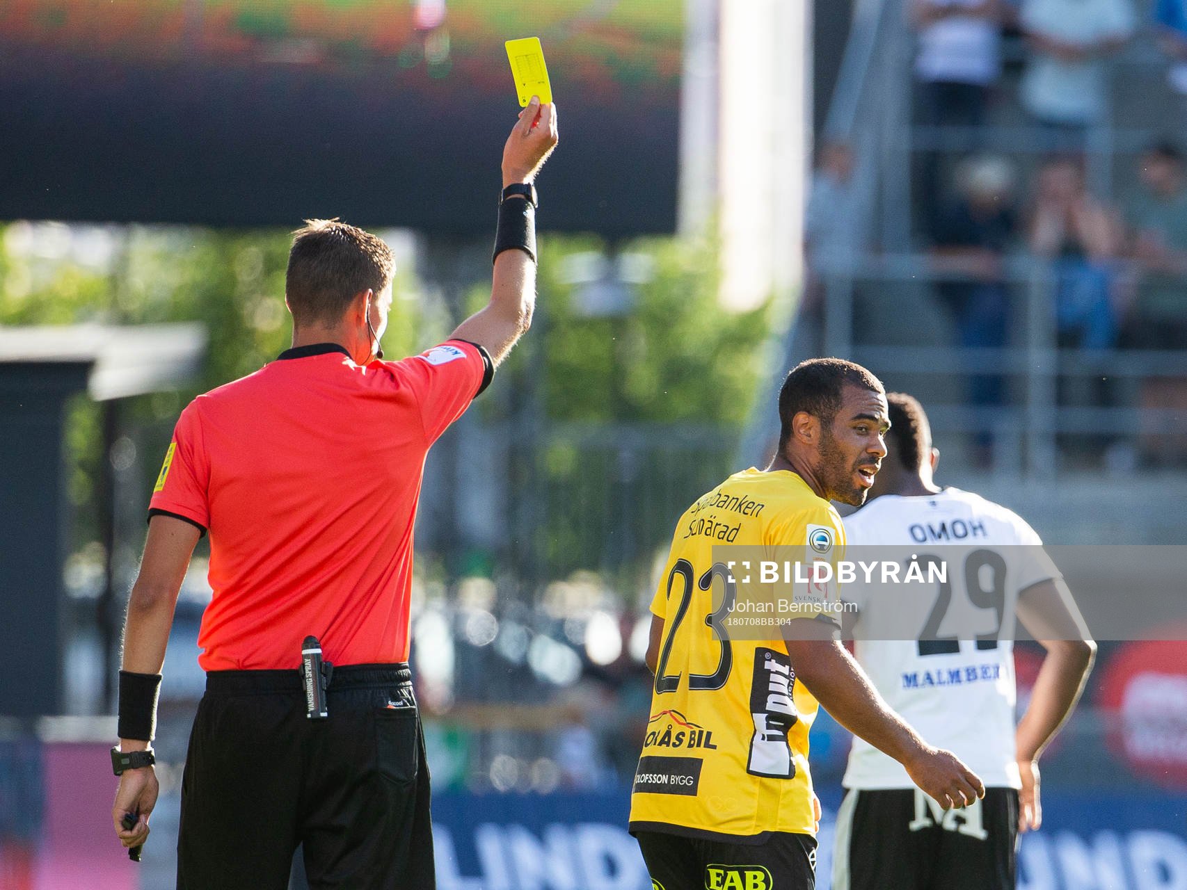 Elfsborgs Alex Dyer varmas av domare Magnus Lindgren