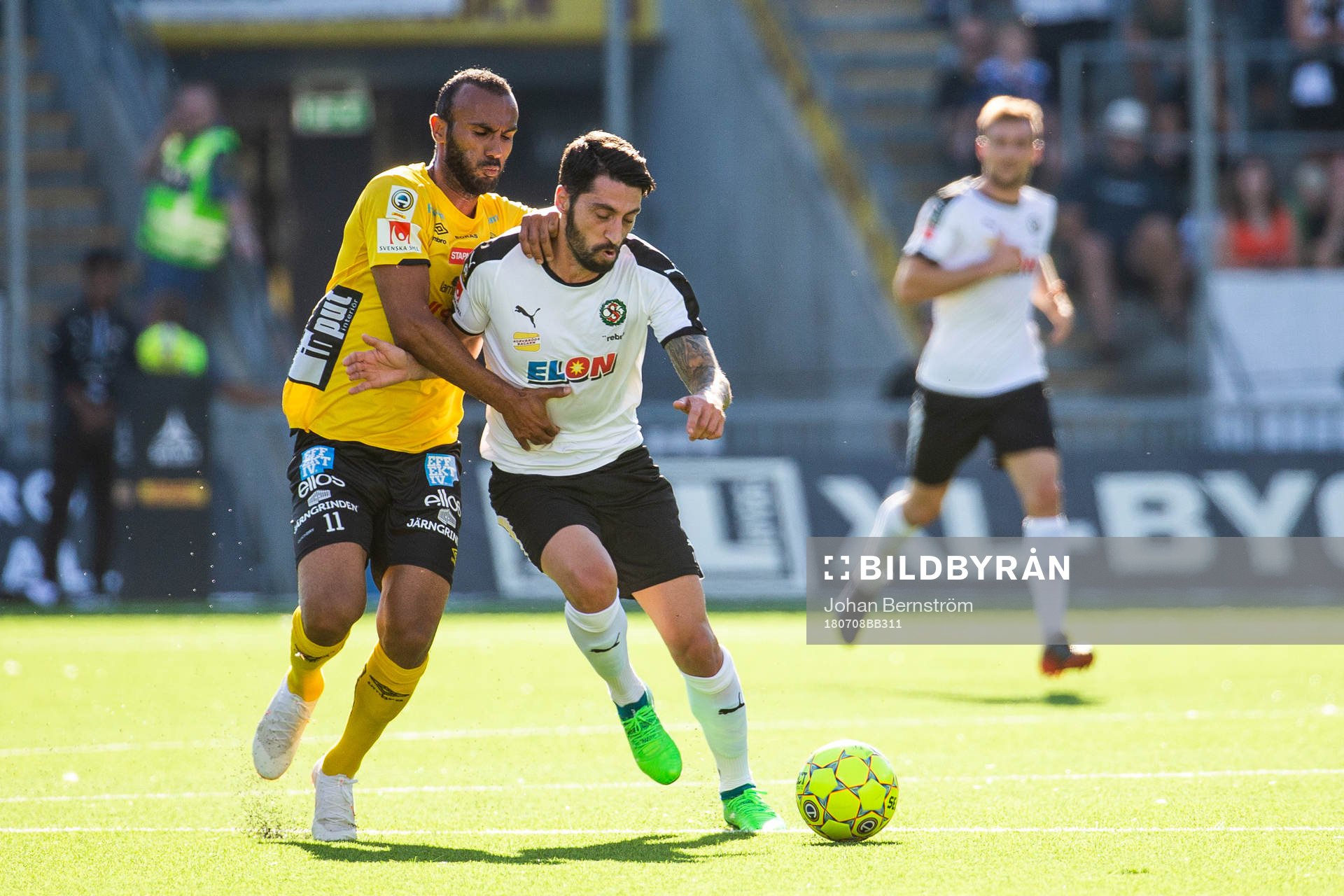 Elfsborgs Issam Jebali och Örebros Nahir Besara i kamp om