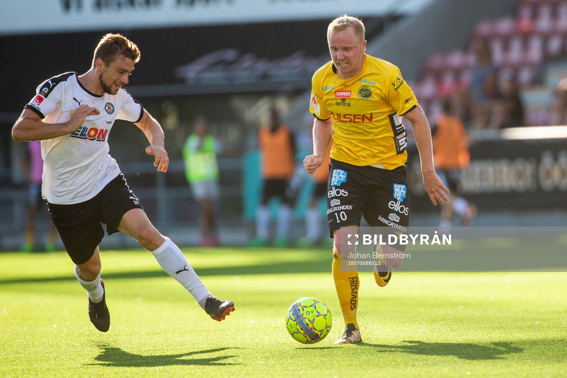 Örebros Filip Rogic och <Elfsborgs Simon Lundevall