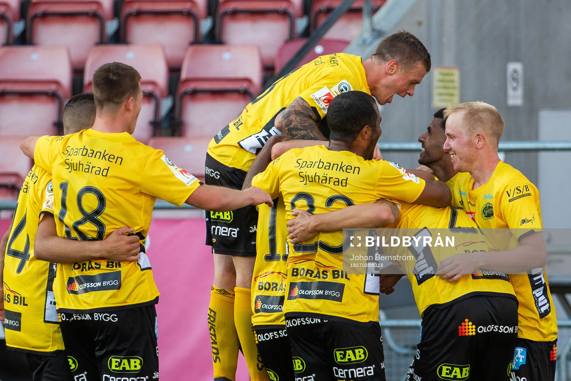 Elfsborgs Viktor Prodell jublar med lagkamrater efter att han gjort 1-2-målet under fotbollsmatchen i Allsvenskan mellan Örebro och Elfsborg den 8 juli 2018 i Örebro.