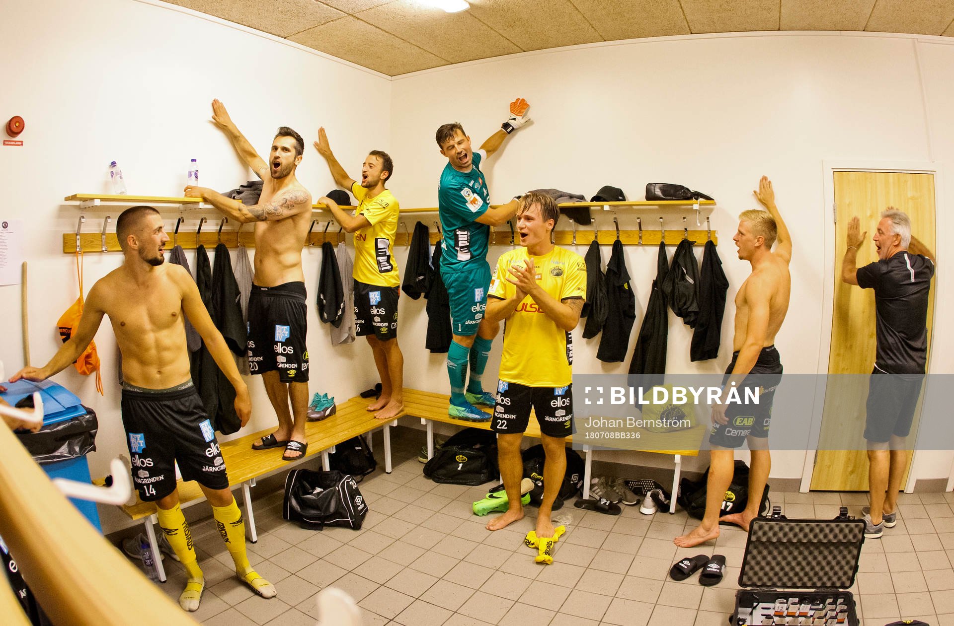 Elfsborgs Viktor Prodell jublar med målvakt Kevin Stuhr