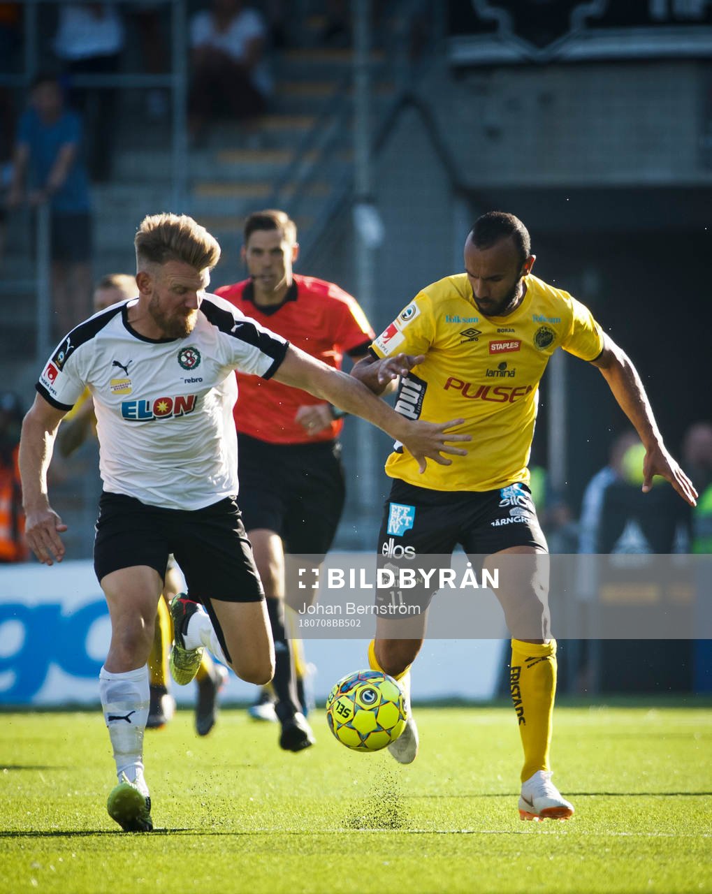 Örebros Michael Almebäck och Elfsborgs Issam Jebali