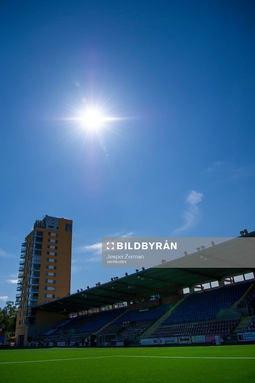 Vy över ena läktaren på Tunavallen