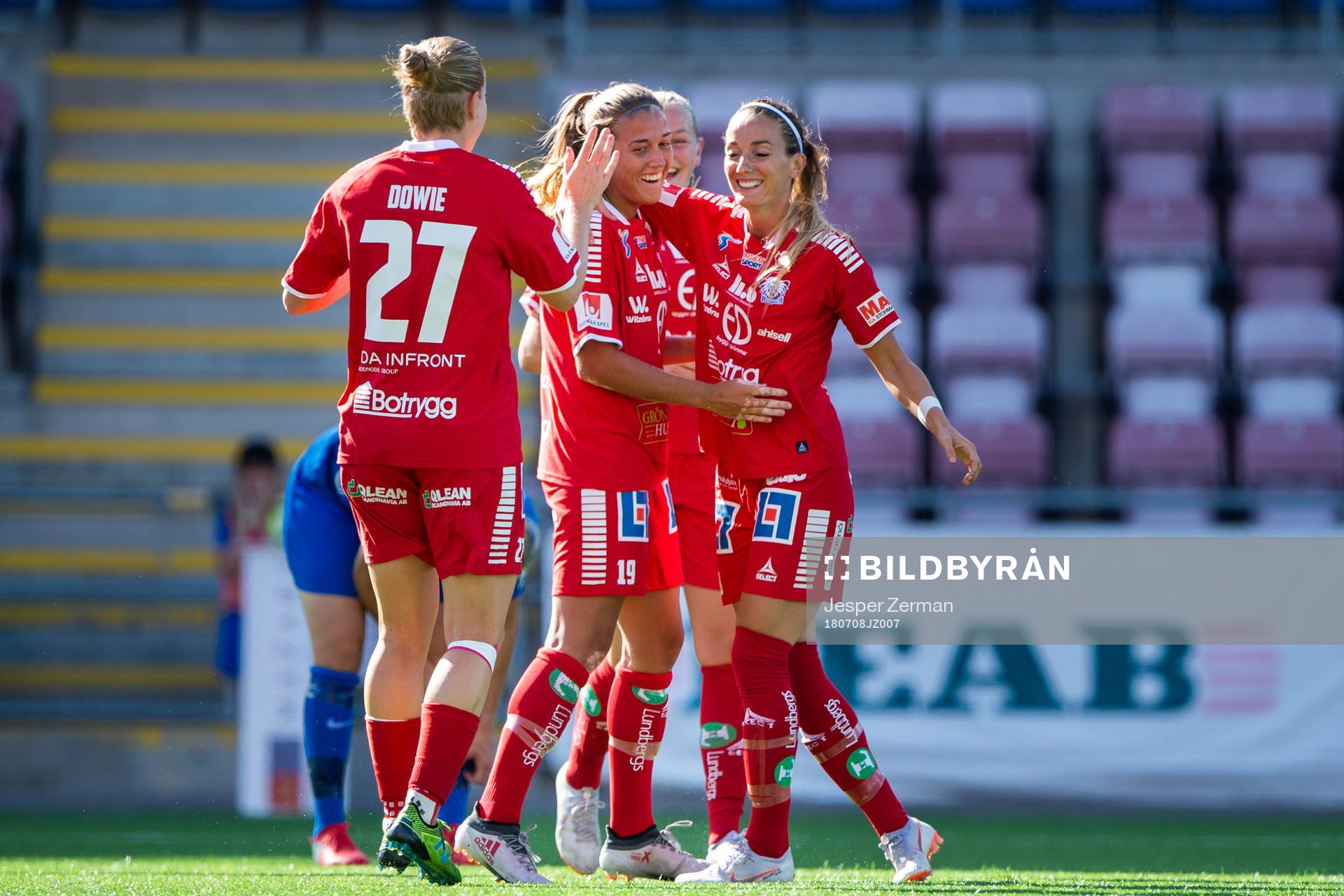 Linköpings Filippa Angeldal (mitten) jublar med Kosovare
