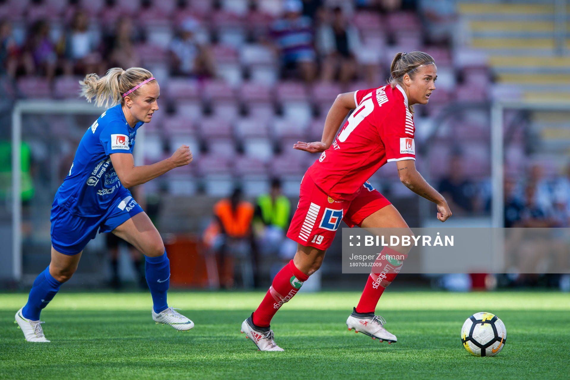 Linköpings Filippa Angeldal driver bollen