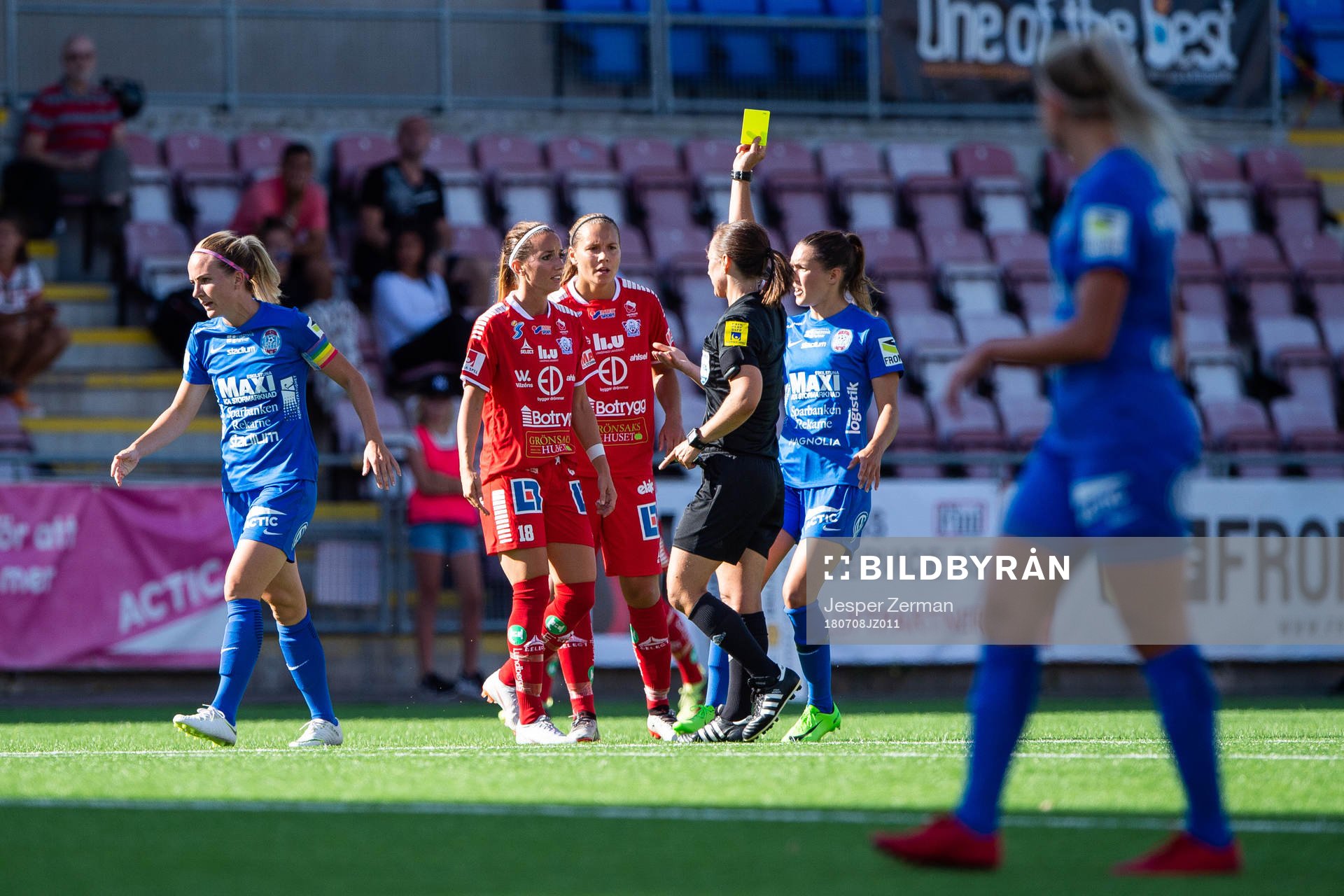 Domare Pernilla Larsson varnar Linköpings Kosovare Asllani