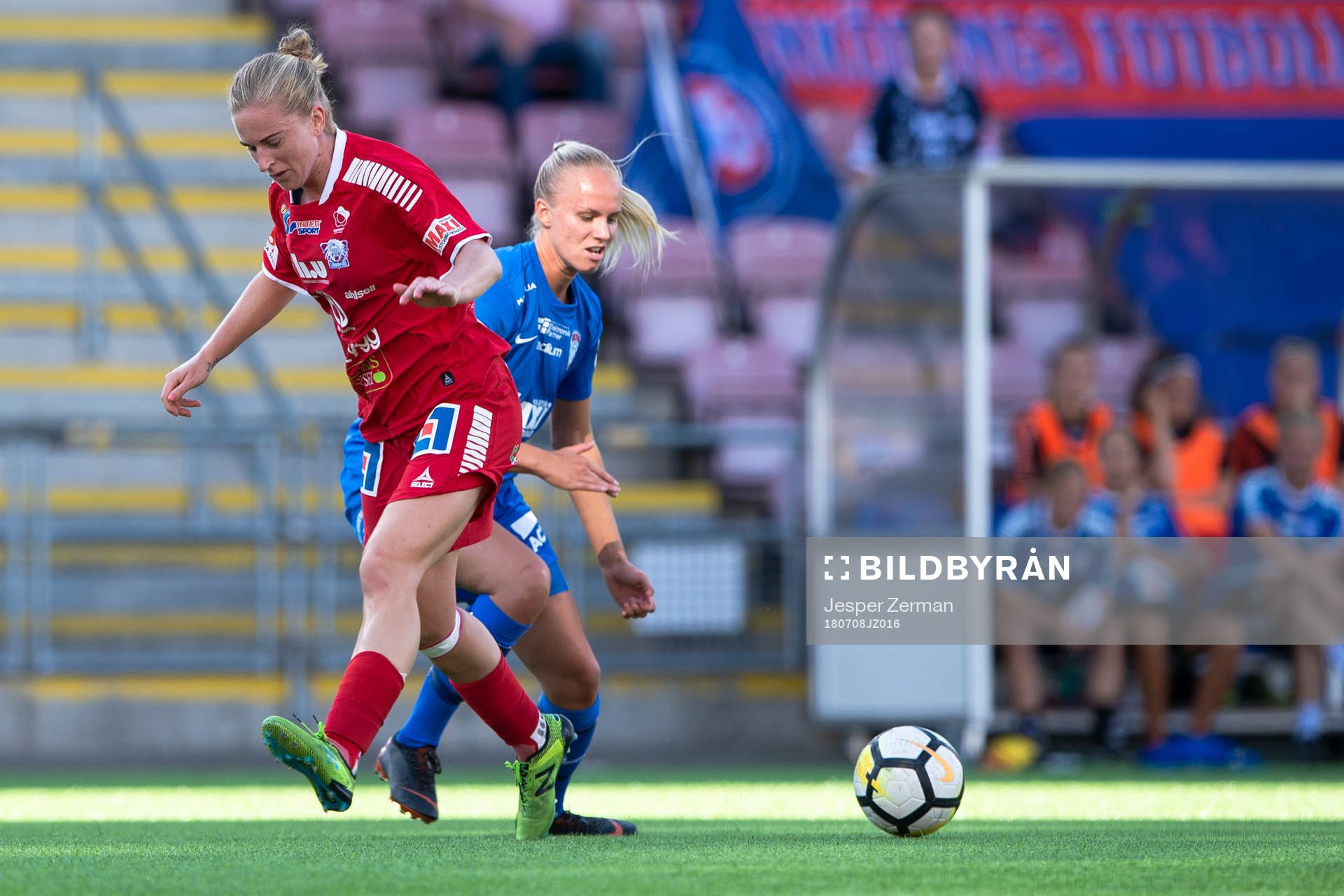 Linköpings Natasha Dowie i en närkamp med Eskilstunas