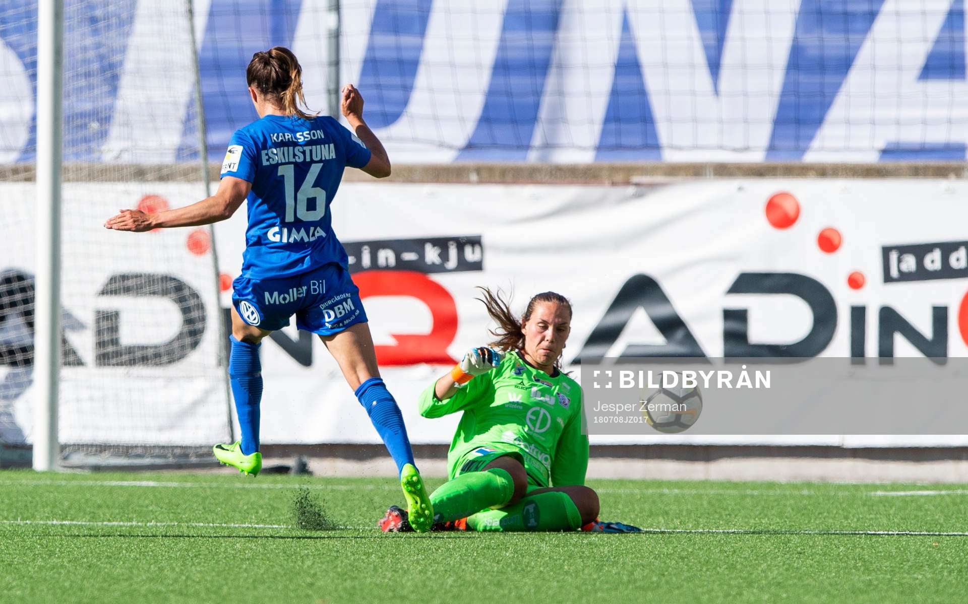 Linköpings målvakt Matilda Haglund hinner precis före Eskilstunas Felicia Karlsson under fotbollsmatchen i Damallsvenskan mellan Eskilstuna och Linköping den 8 juli 2018 i Eskilstuna.