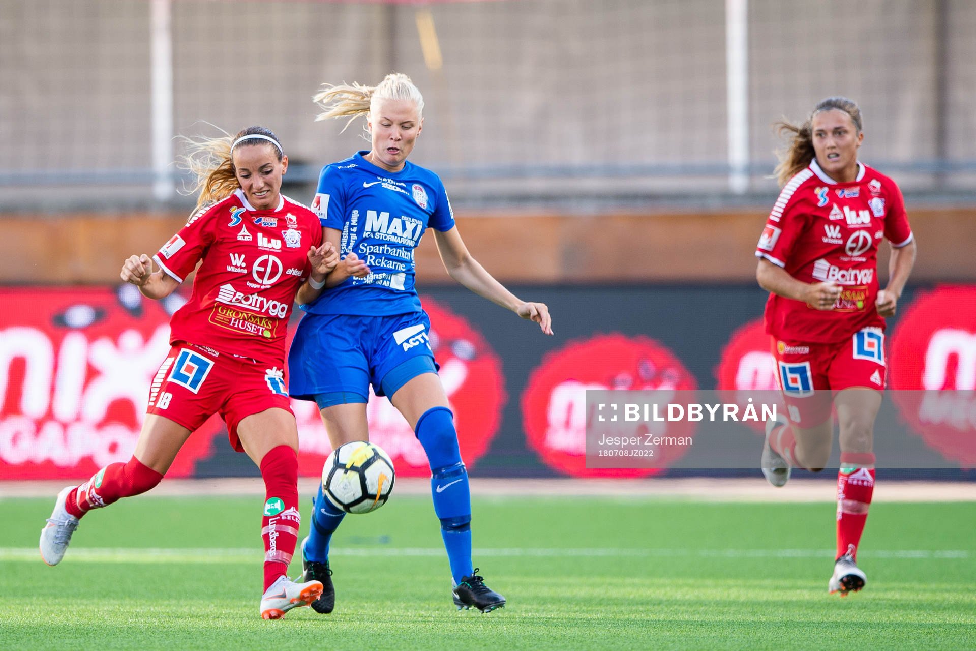 Linköpings Kosovare Asllani och Eskilstunas Elin Rombing i