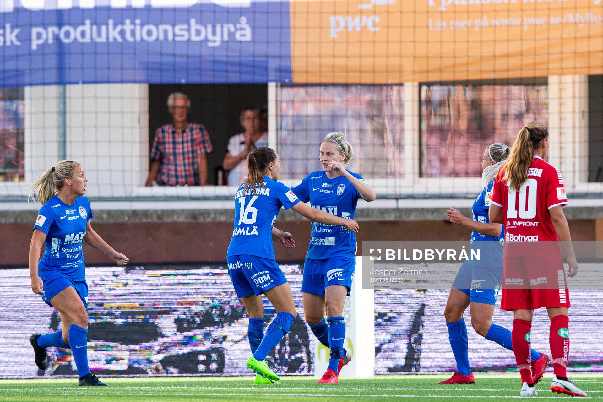 Eskilstunas Lisa Dahlkvist kramas om av Felicia Karlsson