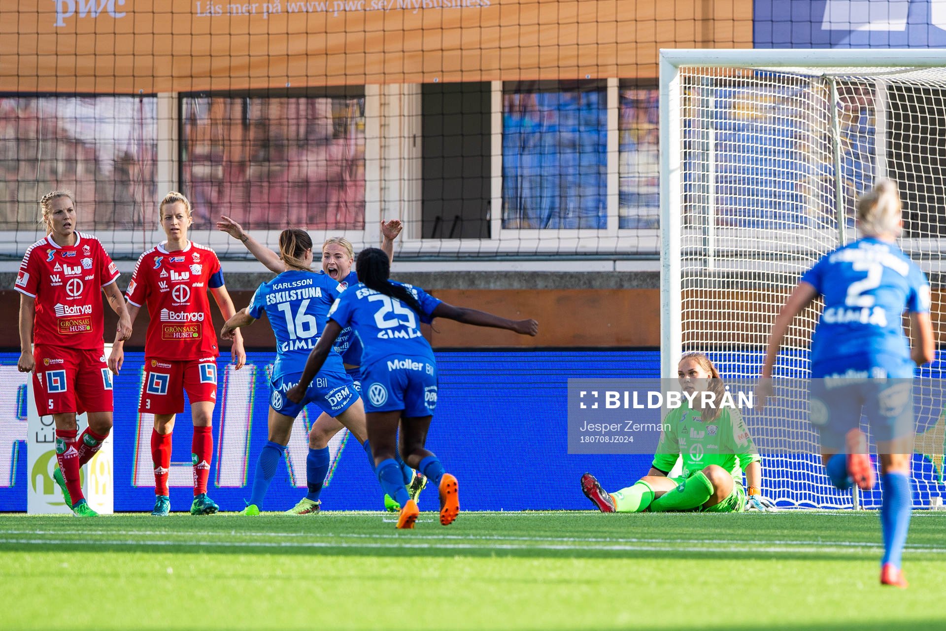 Eskilstunas Annica Svensson jublar med Felicia Karlsson och Ngozi Sonia Okobi efter att hon gjort 3-3-målet under fotbollsmatchen I Damallsvenskan mellan Eskilstuna och Linköping den 8 juli 2018 i Eskilstuna.
