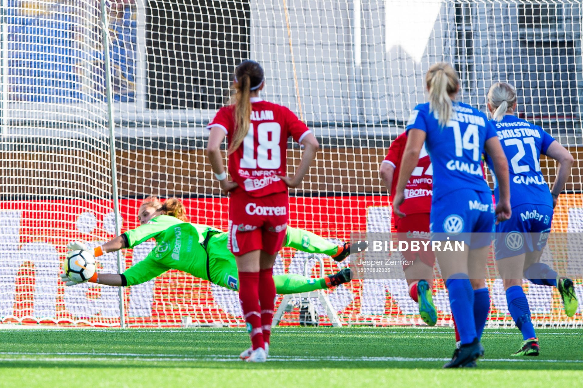 Linköpings målvakt Matilda Haglund räddar en straff