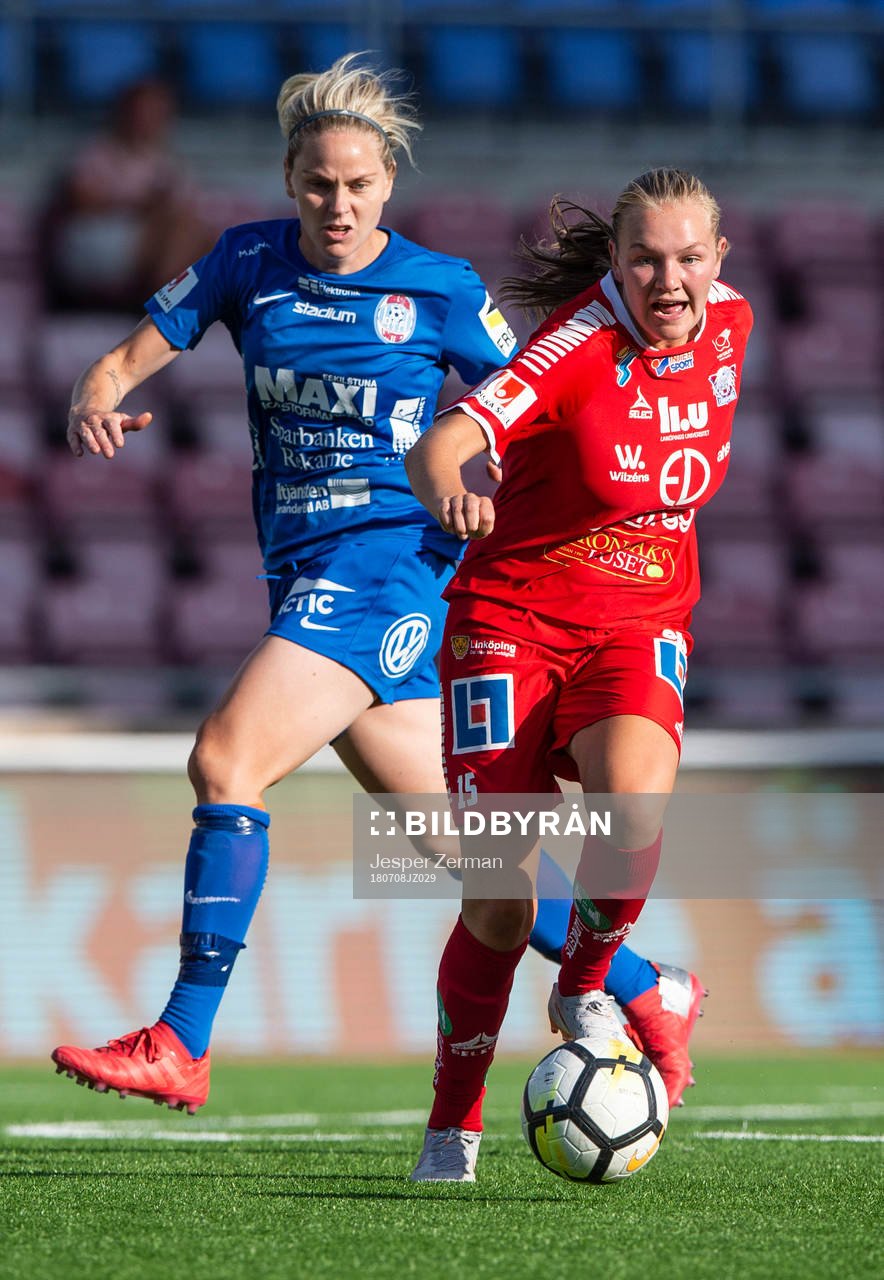 Linköpings Frida Leonardsen Maanum i en duell med en