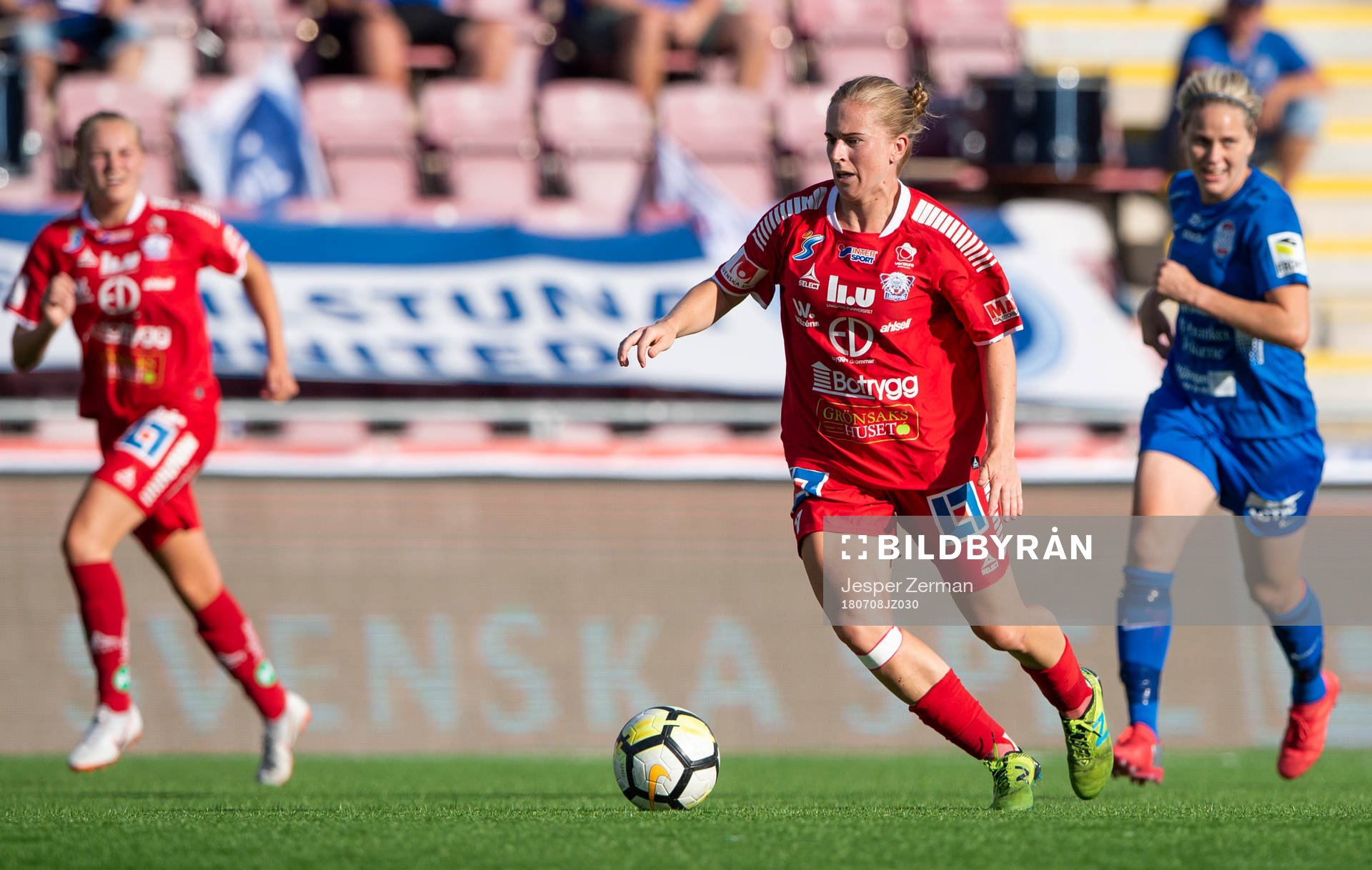 Linköpings Natasha Dowie med bollen