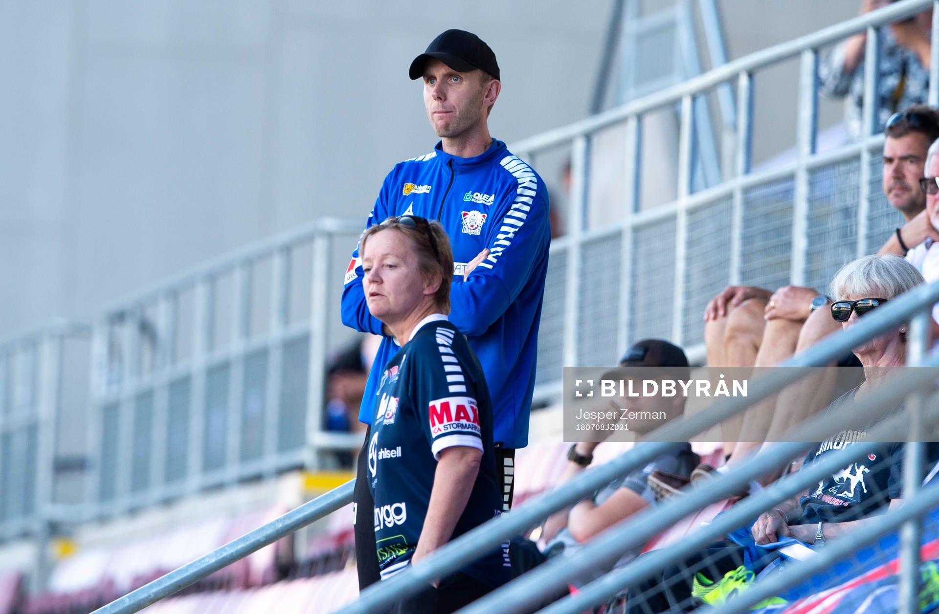 Linköpings tränare Henrik Jensen fick placera sig på läktaren efter att domaren visat upp honom under fotbollsmatchen i Damallsvenskan mellan Eskilstuna och Linköping den 8 juli 2018 i Eskilstuna.