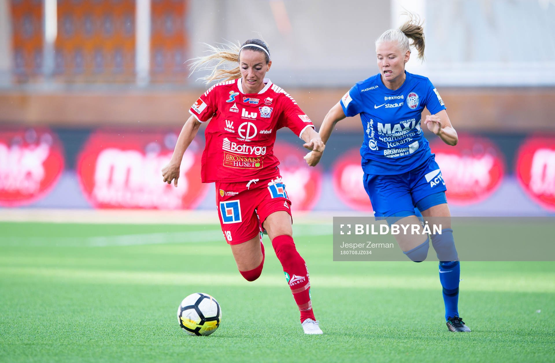 Linköpings Kosovare Asllani i en duell med Eskilstunas