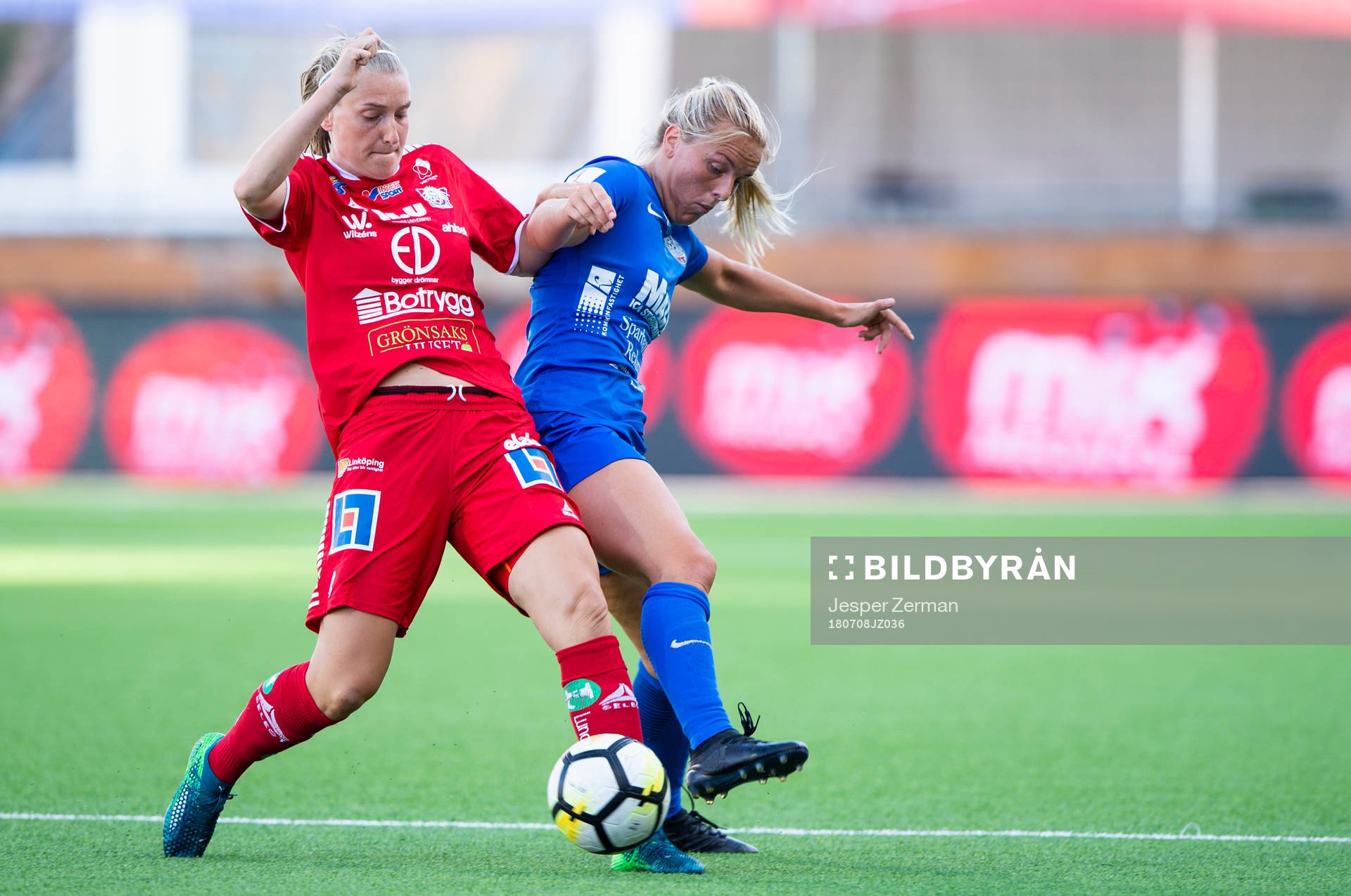Linköpings Maja Ring Kildemoes i en duell med Eskilstunas