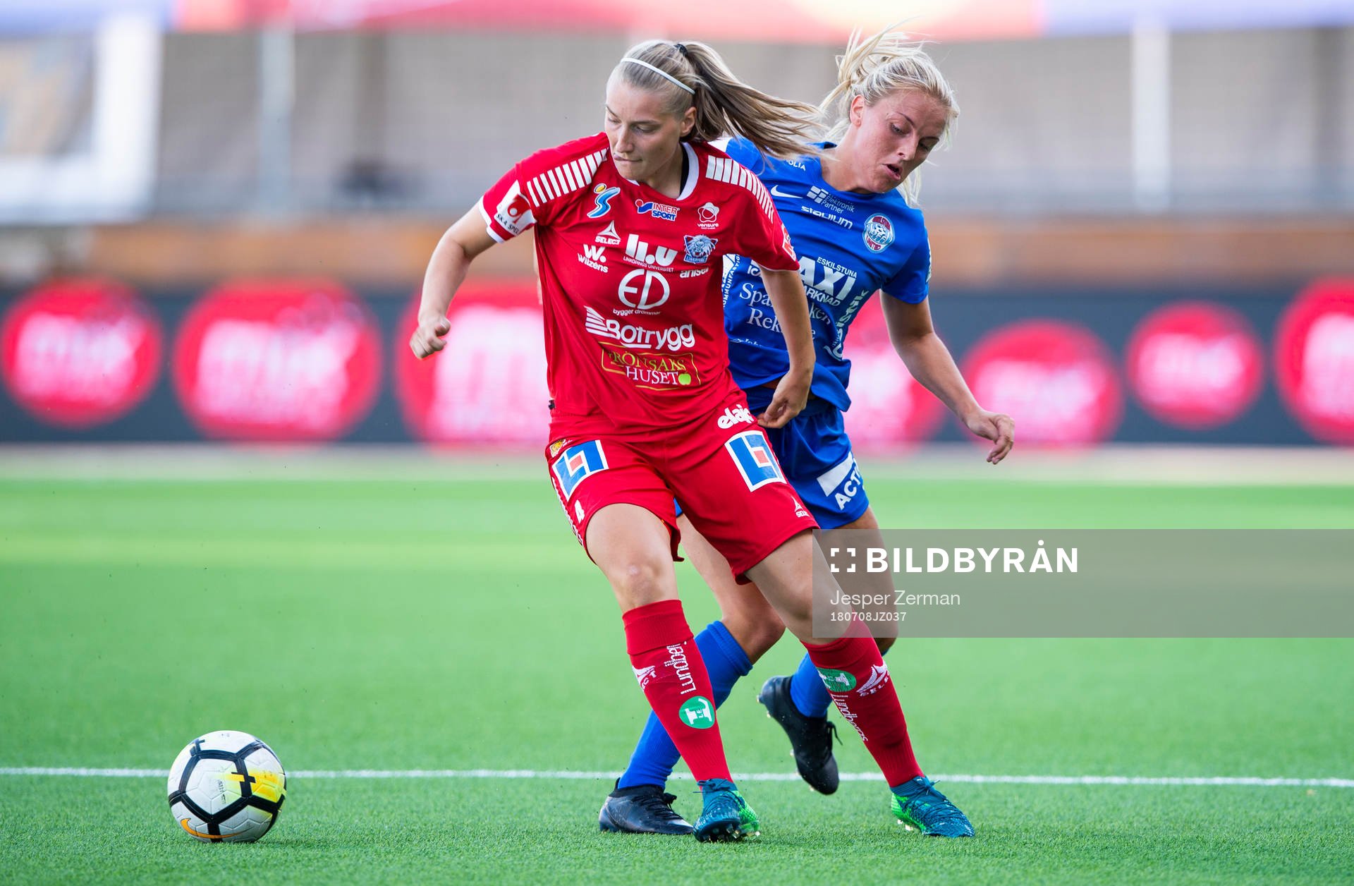 Linköpings Maja Ring Kildemoes i en duell med Eskilstunas