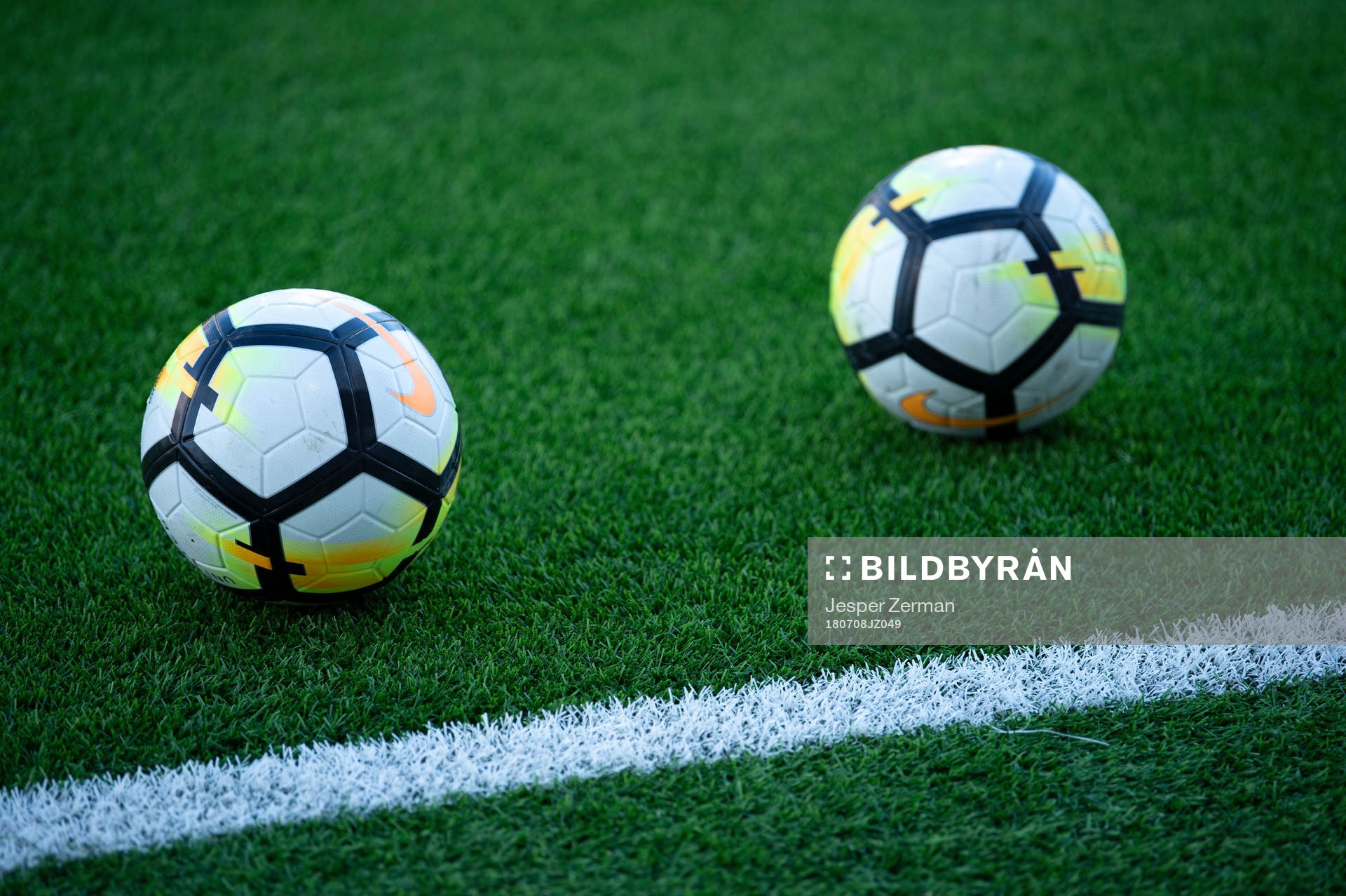 Fotbollar på en konstgräsplan