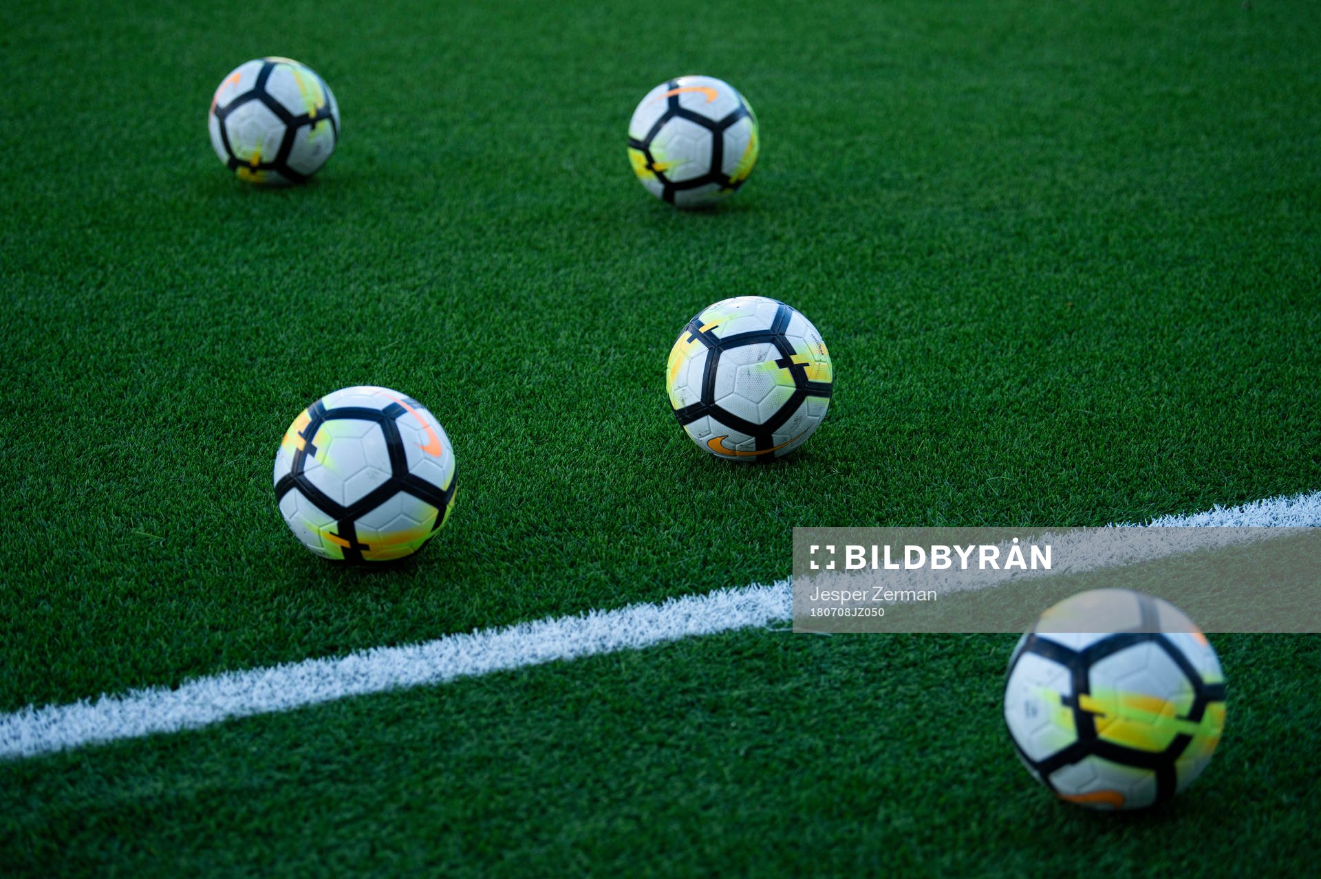 Fotbollar på en konstgräsplan