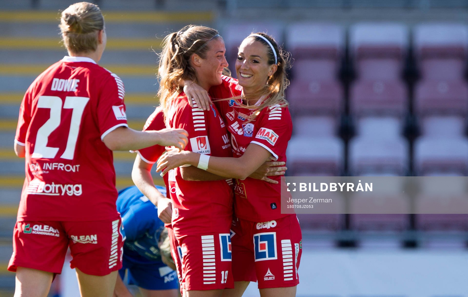 Målskytten Filippa Angeldal kramas om av Kosovare Asllani efter hennes 1-0 mål för Linköping under fotbollsmatchen i Damallsvenskan mellan Eskilstuna och Linköping den 8 juli 2018 i Eskilstuna.