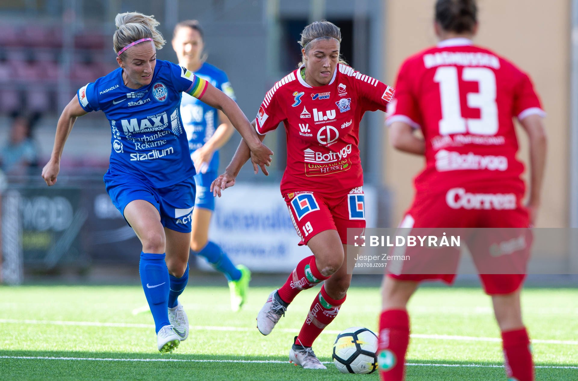 Linköpings Filippa Angeldal i en närkamp med Eskilstunas Petra Johansson under fotbollsmatchen i Damallsvenskan mellan Eskilstuna och Linköping den 8 juli 2018 i Eskilstuna.
