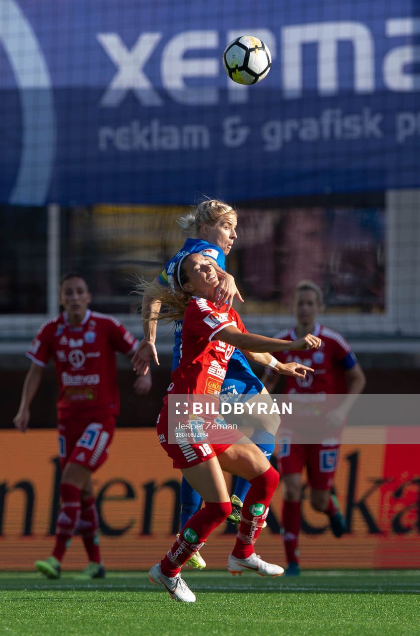 Eskilstunas Annica Svensson i en närkamp med Linköpings