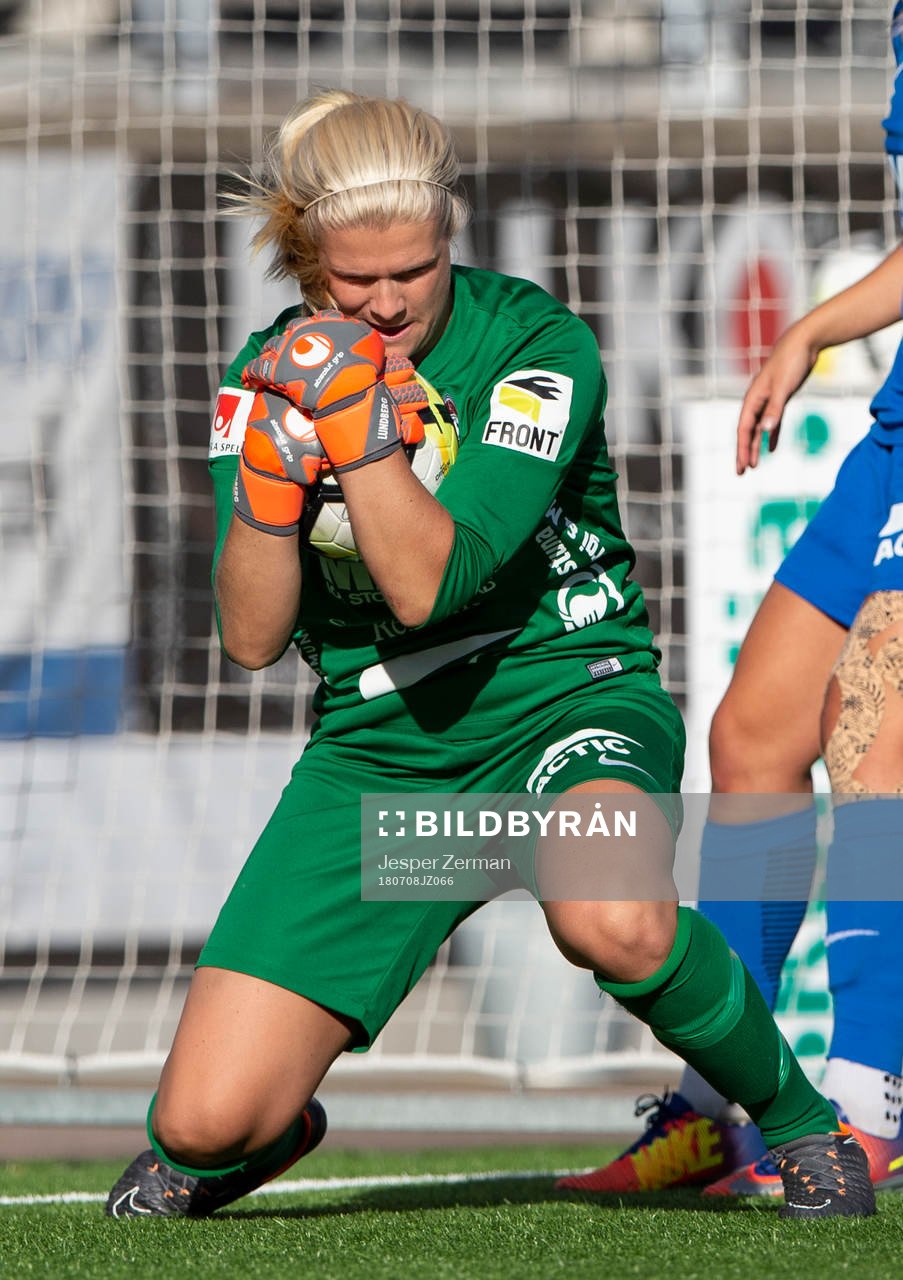 Eskilstunas målvakt Emelie Lundberg håller hårt i bollen
