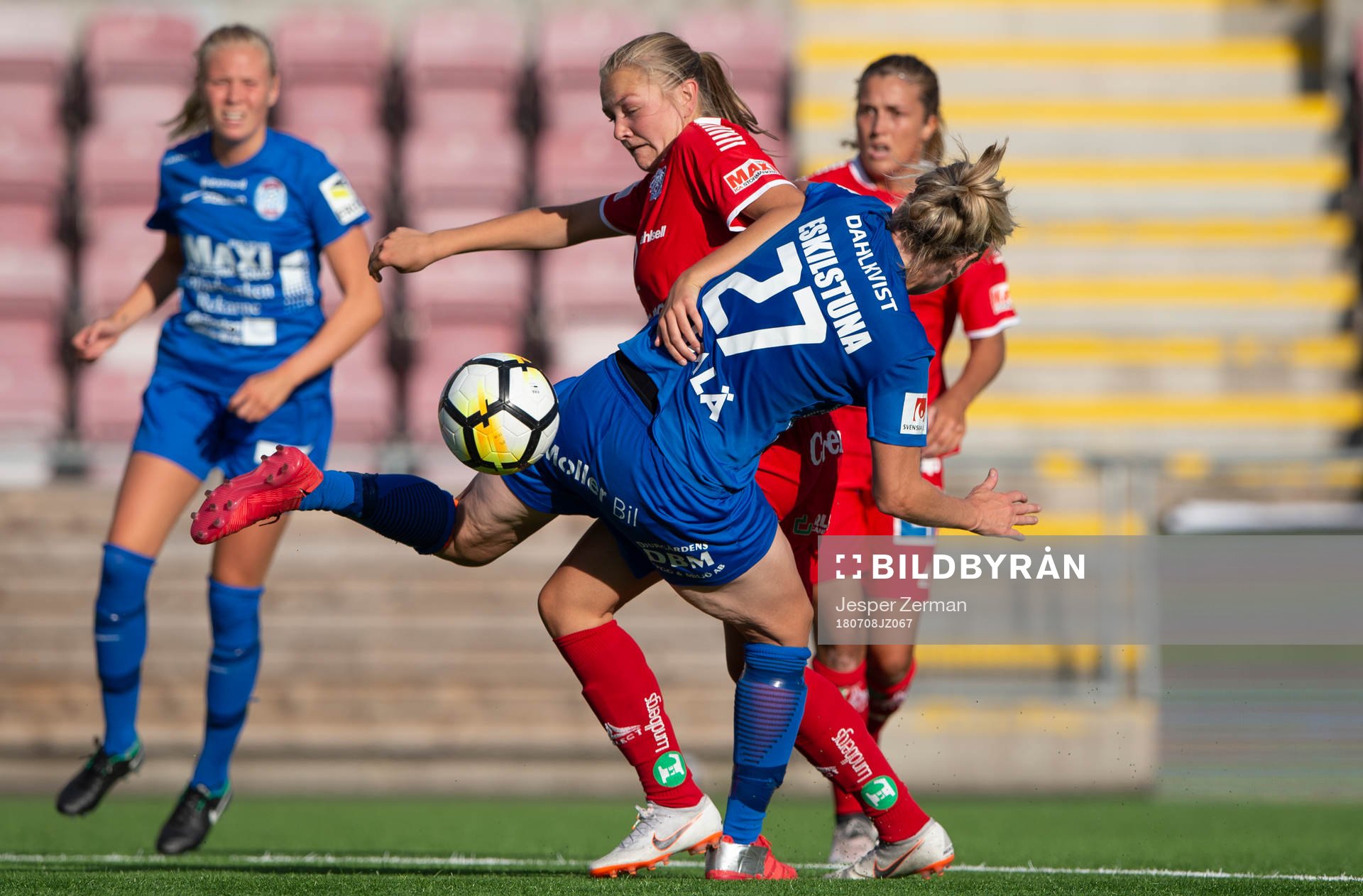 Eskilstunas Lisa Dahlkvist i en närkamp under fotbollsmatchen i Damallsvenskan mellan Eskilstuna och Linköping den 8 juli 2018 i Eskilstuna.