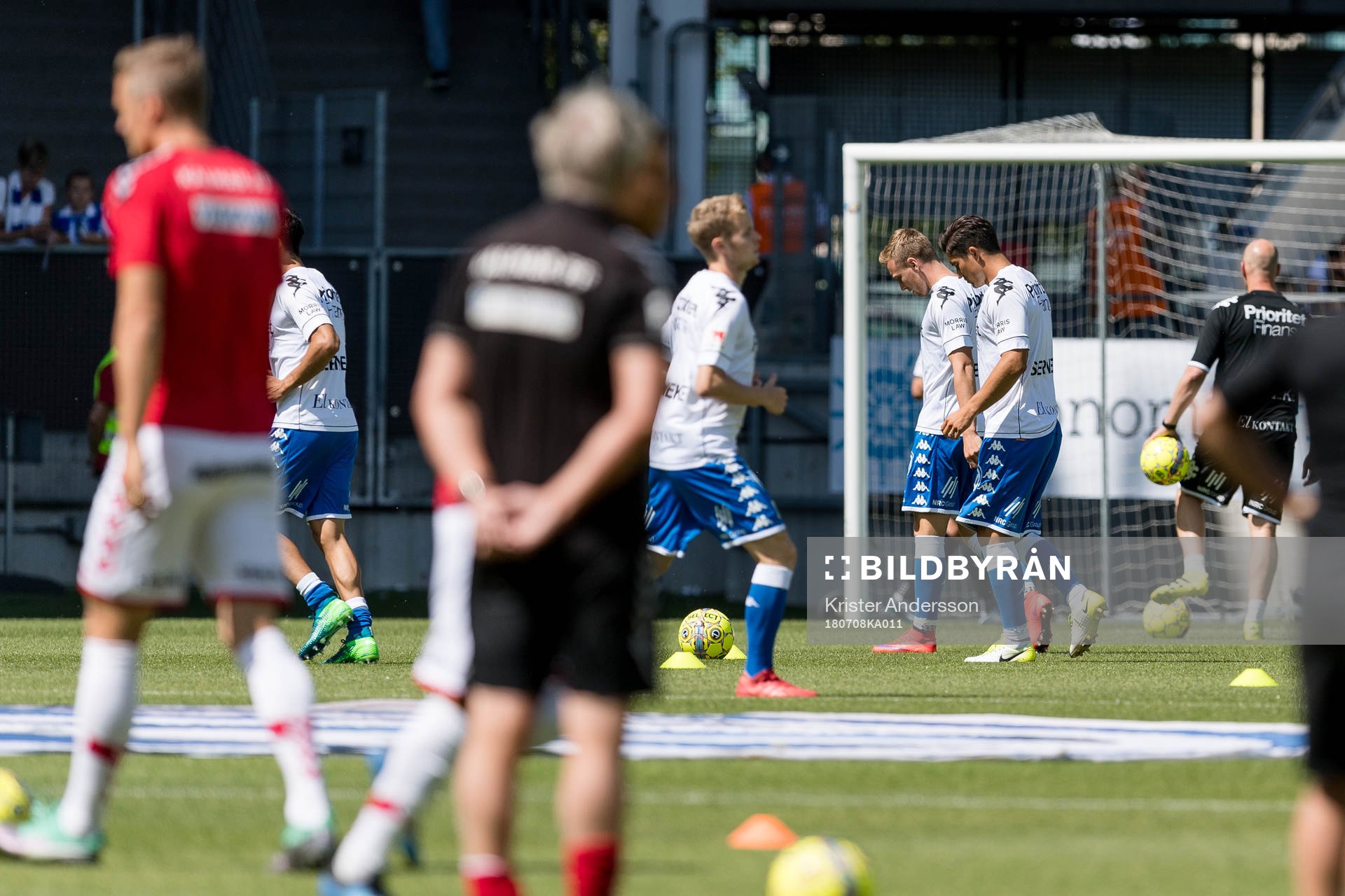 IFK Göteborgs spelare värmer upp före fotbollsmatchen i